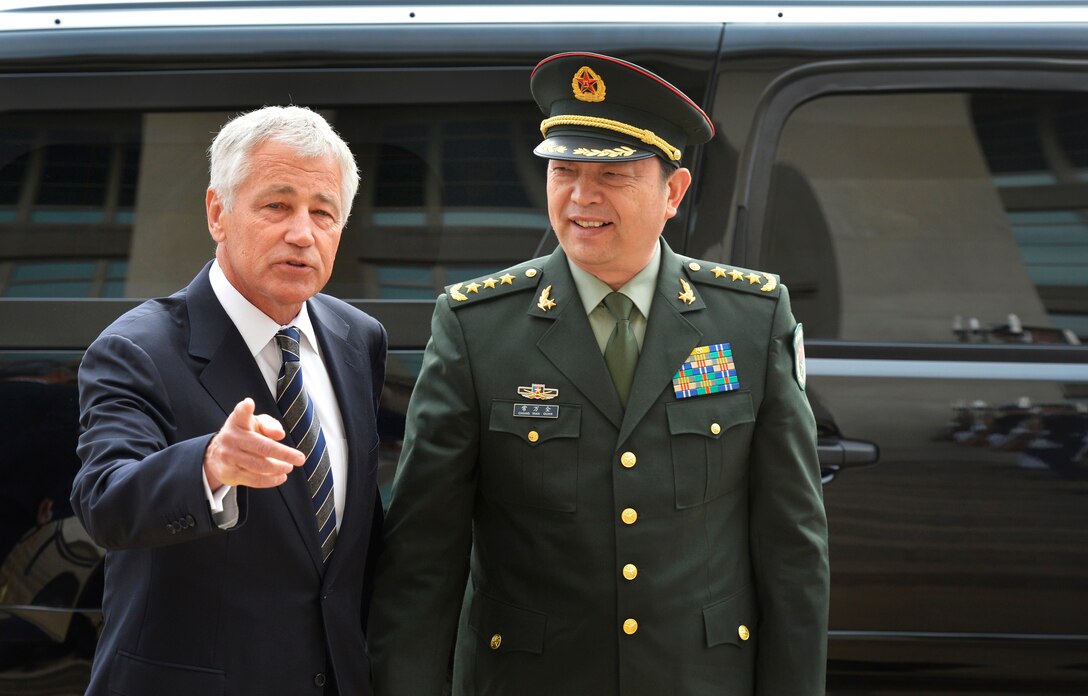 U.S. Defense Secretary Chuck Hagel welcomes Chinese Defense Minister Gen. Chang Wanquan as he arrives for meetings at the Pentagon, Aug. 19, 2013. 