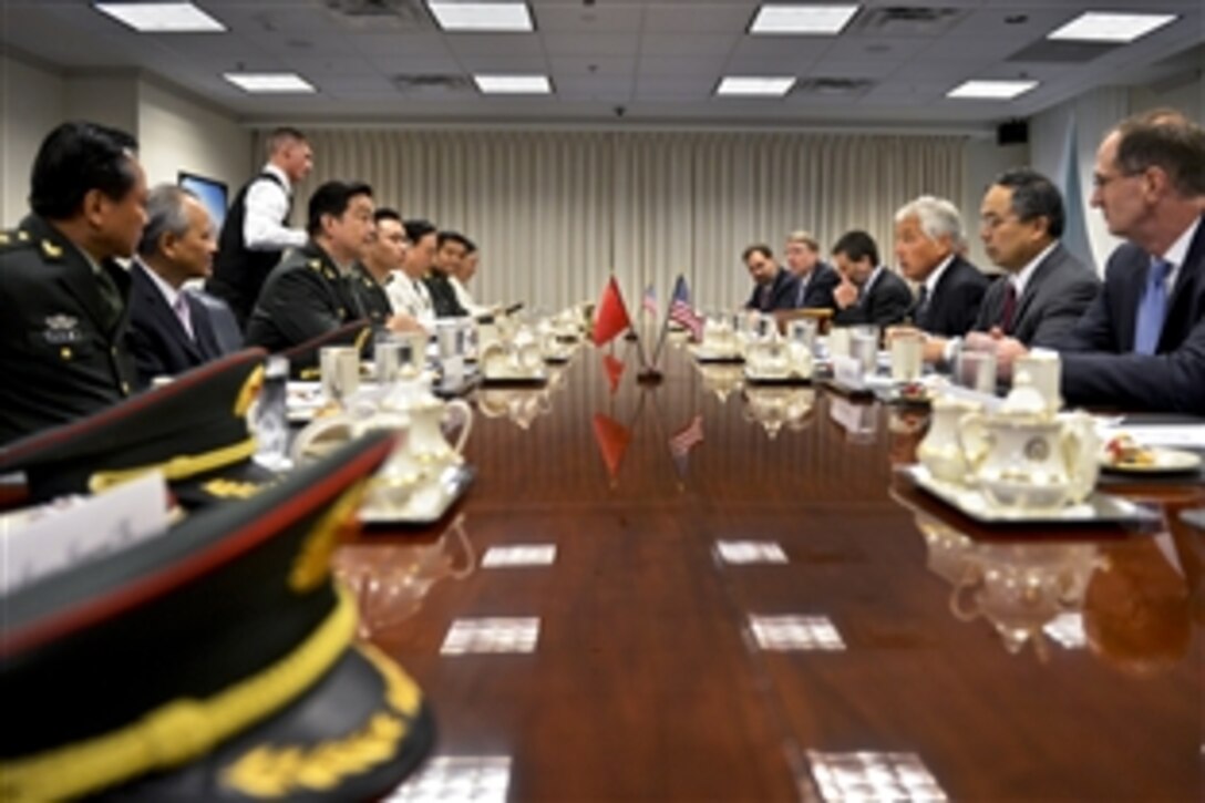 U.S. Defense Secretary Chuck Hagel, third on right, and Chinese Defense Minister Gen. Chang Wanquan, third on left, meet at the Pentagon, Aug. 19, 2013. The two leaders discussed issues of mutual importance.
