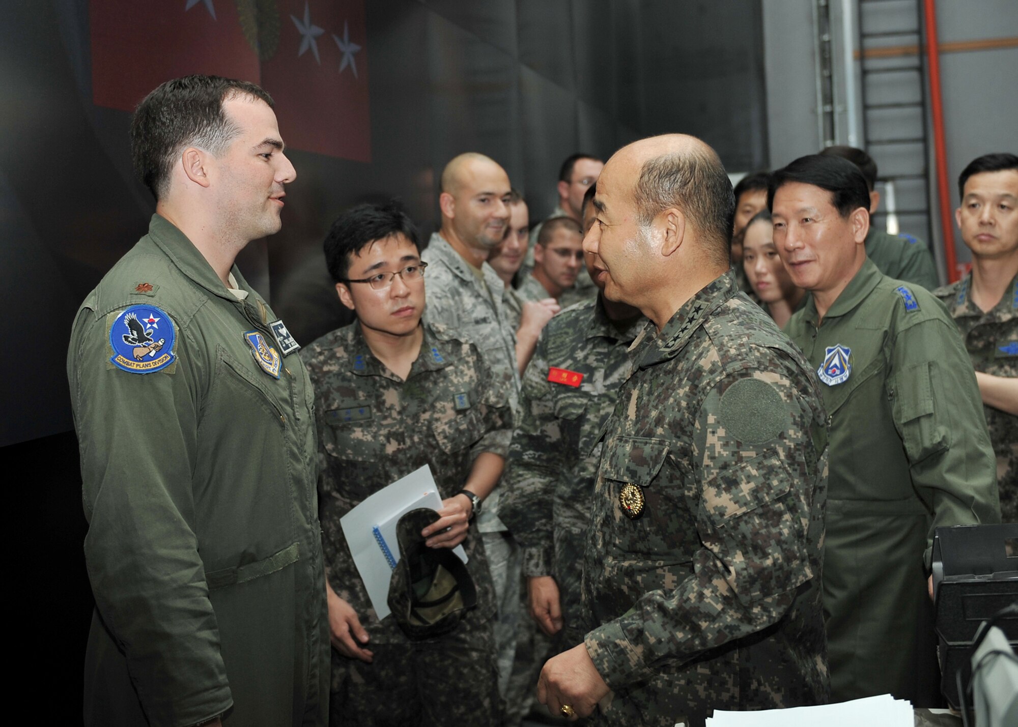 Republic of Korea Army Gen. Jung Seung-jo, chairman of the Joint Chiefs of Staff of the Republic of Korea Armed Forces, talks with Maj. Zachary Laird, 607th AOC Combat Plans Division master air attack plans chief, about Ulchi Freedom Guardian 2013 during a visit to Osan Air Base, ROK, Aug. 21, 2013. During his tour, the general visited the Hardened Theater Air Control Center to see how ROK and U.S. forces work together during the large-scale command and control exercise designed to strengthen the readiness of forces tasked to defend the peninsula. (Photo provided by AFOC/PA)

