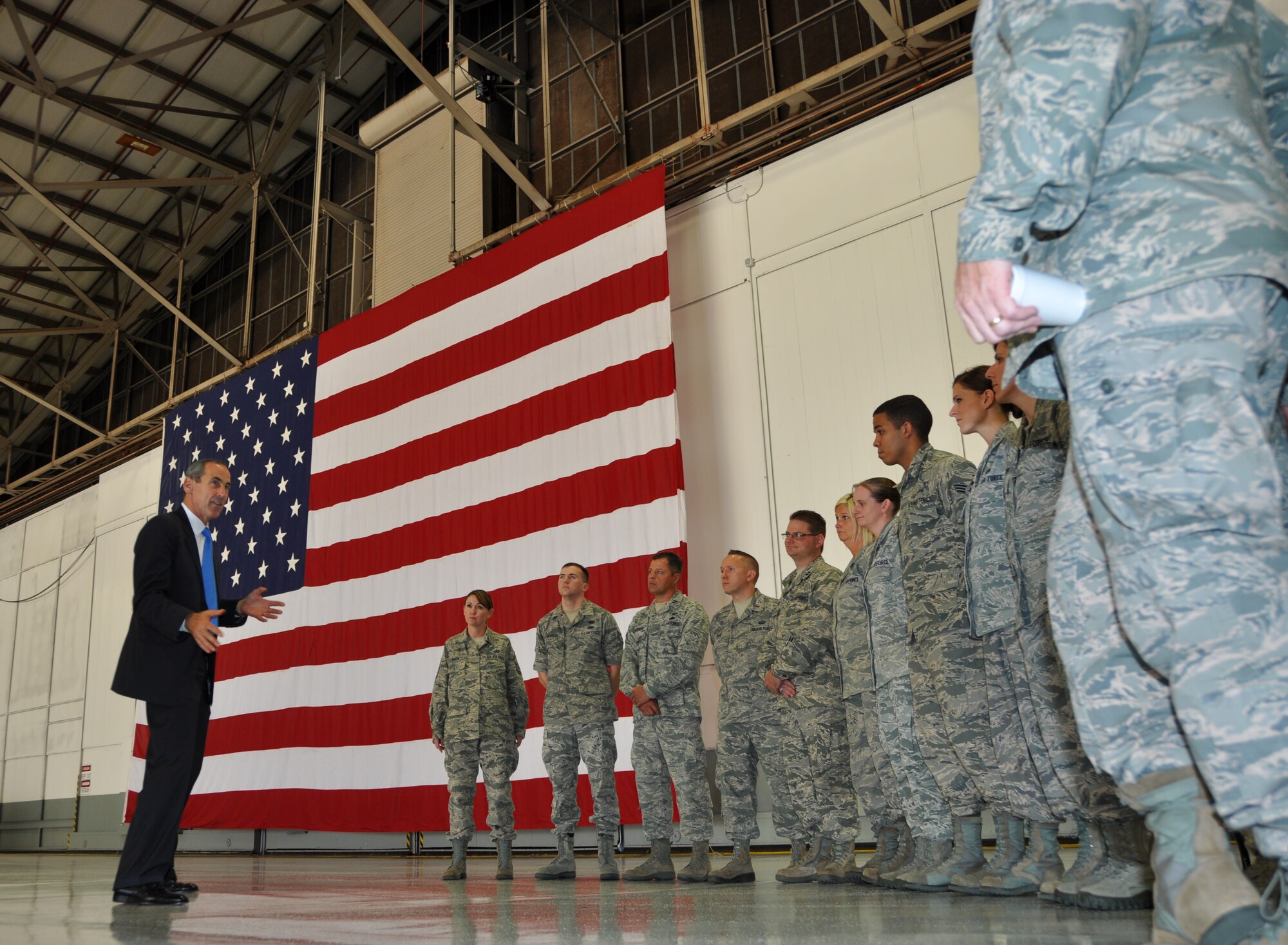 Retired Gen. Raymond Johns Jr. speaks to members of the 507th and Oklahoma Air National Guard 137th Air Refueling Wing’s command post staff during a visit to Tinker Air Force Base on Aug. 20. General Johns, a former Air Mobility Command commander, is part of the National Commission on the Structure of the Air Force. The commission is traveling to several bases across the United States to speak with Air Force Reserve, Guard and active duty members about the future force structure. The commission held several question and answer segments to get the perspective from the ground level. They are also very interested in the total force integration, the Reserve/Guard association here and the future possibilities of such associations. (Air Force photo by Senior Airman Mark Hybers) 