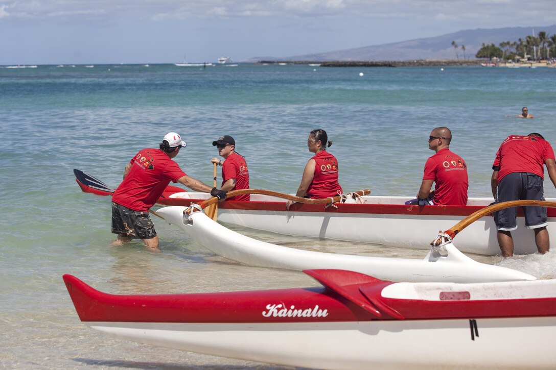 Marines from Wounded Warrior Battalion Wes-Detachment Hawaii, based out of Marine Corps Base Hawaii, participate in the Wounded Warrior Canoe Regatta at Fort DeRussy Beach, Aug. 18, 2013. (U.S. Marine Corps photo by Lance Cpl. Janelle Y. Chapman)