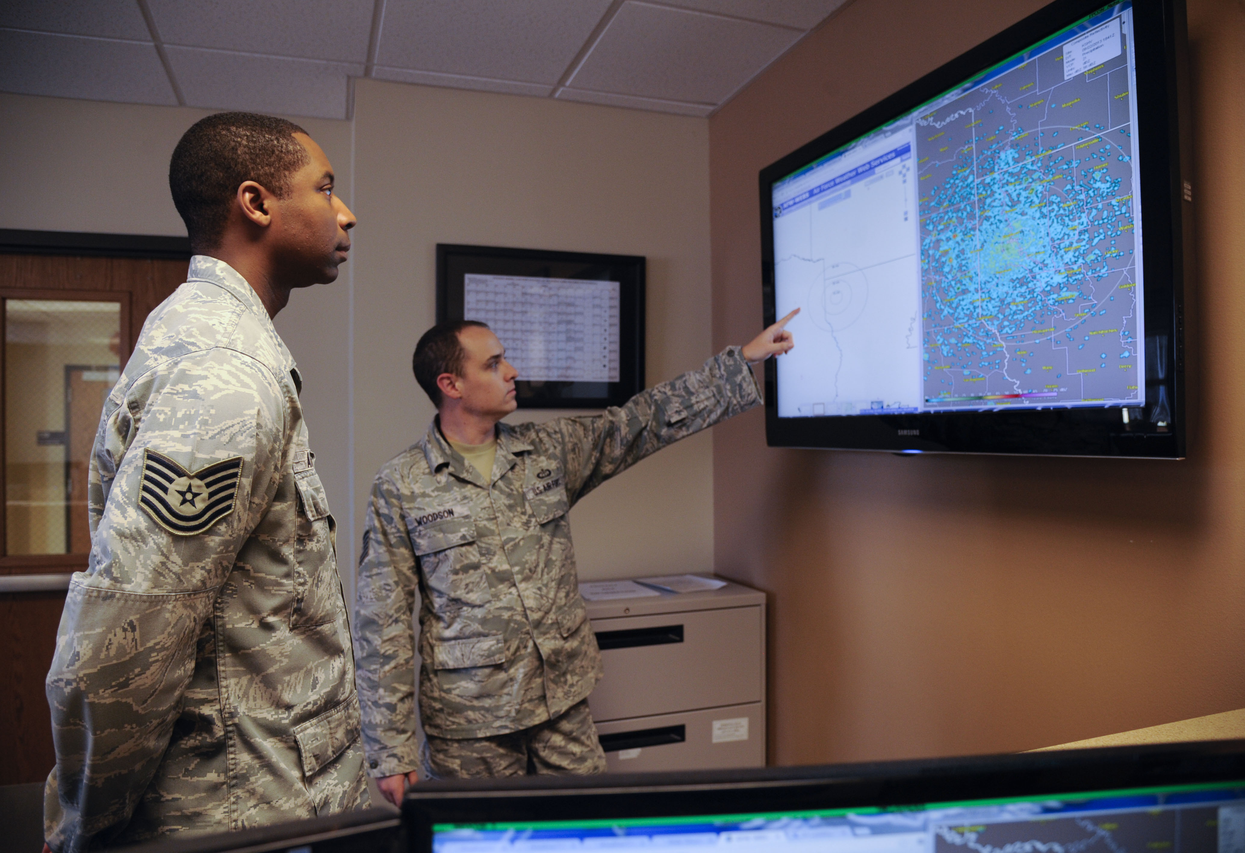 Lightning within 5 2nd OSS Weather Airmen watch the skies > Barksdale