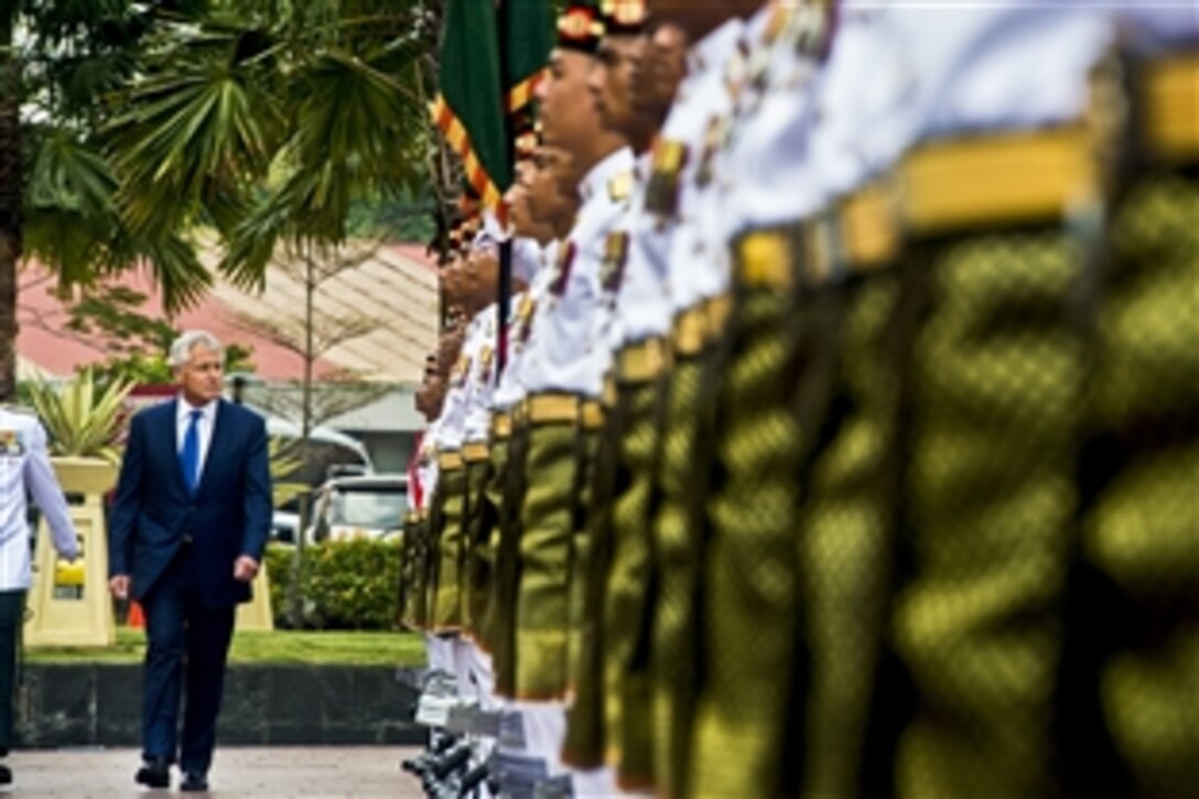 U.S. Defense Secretary Chuck Hagel reviews the Malaysian troops at the Malaysian Institute of Defense and Security in Kuala Lumpur, Malaysia, Aug. 25, 2013. 