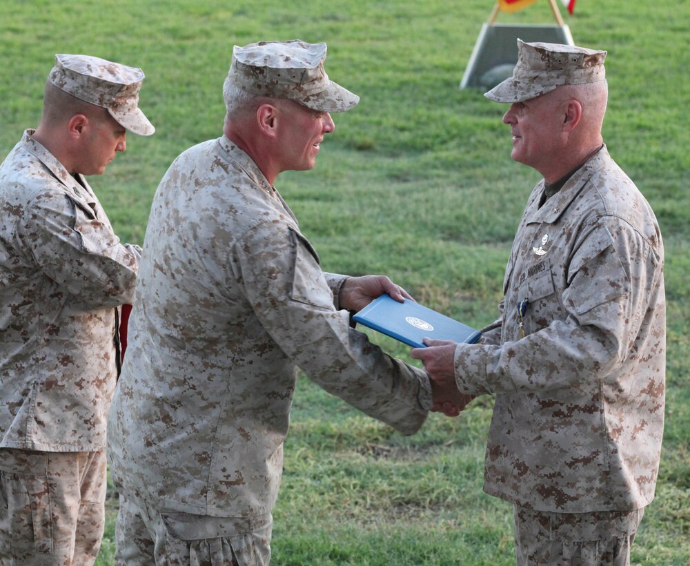 The Assistant Commandant of the Marine Corps, Gen. John M. Paxton, Jr., visits with Marines aboard Twentynine Palms, CA, July 29, 2013. (U.S. Marine Corps photo by Sgt. Alvin Williams/Released)