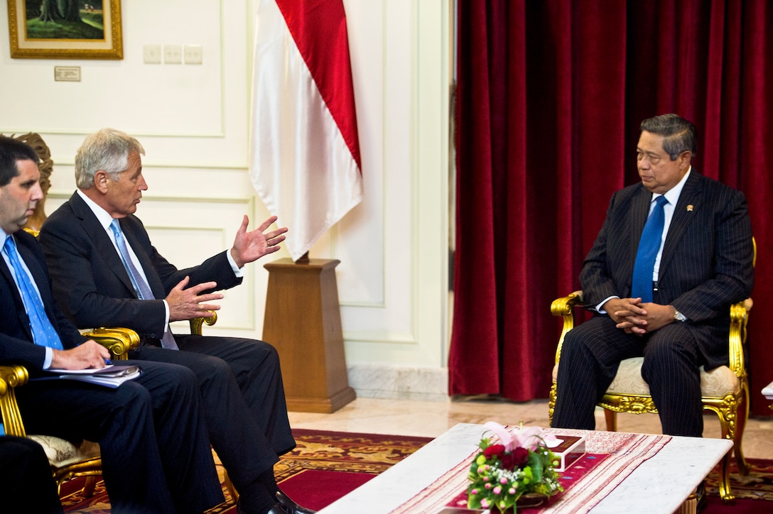 U.S. Defense Secretary Chuck Hagel, second from left, meets with President Susilo Bambang Yudhoyono at the Indonesian Presidential Palace in Jakarta, Indonesia, Aug. 26, 2013.