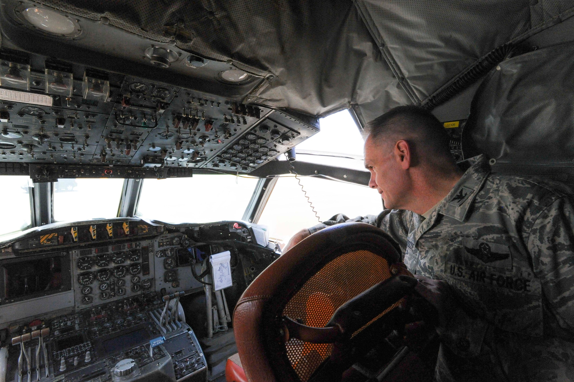 Col. Johnny Roscoe, 15th Wing commander, checks out the cockpit of a Navy P-3C Orion during a tour of the aircraft at Joint Base Pearl Harbor-Hickam, Hawaii, Aug. 23, 2013. Patrol Squadron Nine, which operates the P-3 aircraft squadron out of Marine Corps Base Hawaii, will temporarily work from the JBPH-H flightline while the MCBH flightline is under construction. More than 175 of the unit’s personnel will also relocate to provide aircraft maintenance and support. (U.S. Air Force photo/Staff Sgt. Terri Paden)