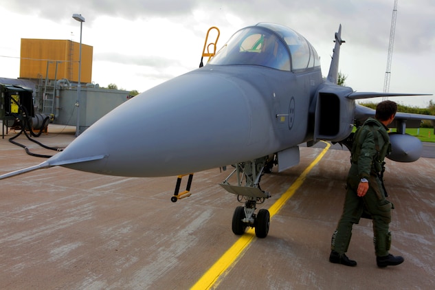 Before taking off in the Saab JAS-39 Gripen fighter jet, the hallmark airframe of the Swedish Air Force, Swedish Maj. Henrick “Monster” Lahti, deputy commander of the SwAF Operations, Tactics and Evaluation division, does his preliminary checks. Marine aviation instructors from Marine Air Weapons and Tactics Squadron One, Yuma, Ariz., introduced Forward Air Controller (Airborne) and Close Air Support concepts, tactics, and procedures for evaluation into the Swedish Air Force’s aviation training with SwAF pilots from the 21st UH-60 Black Hawk Helicopter Wing and the JAS-39 Gripen Operations, Tactics and Evaluations division, August 5-23 at Malmen Military Base, Linköping, Sweden.
