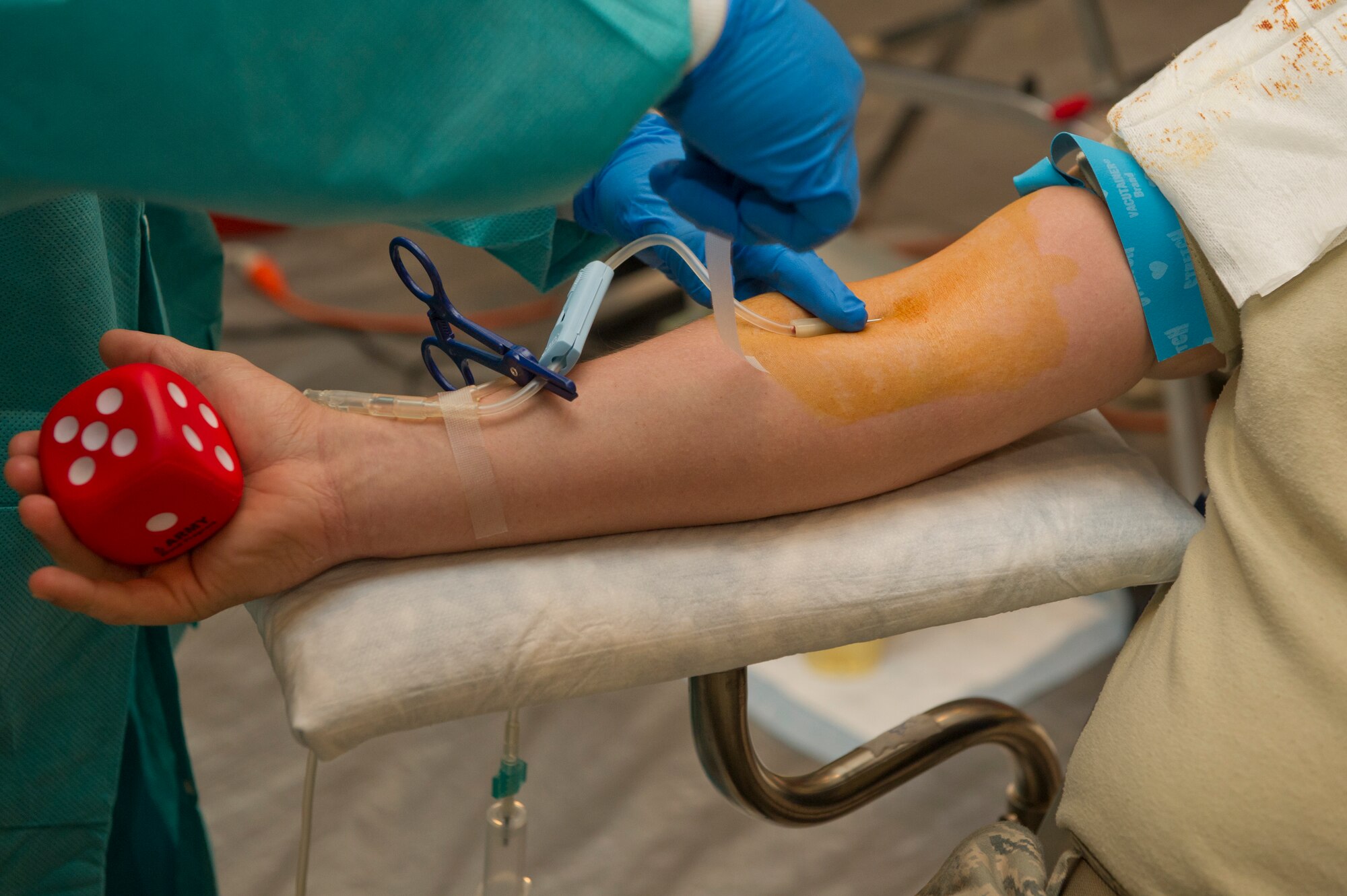 Jeff Rodriguez, William Beaumont Army Medical Center medical technician, inserts a needle into an Airman’s arm for a blood donation during an Armed Services Blood Program blood drive at Holloman Air Force Base, N.M., Aug. 27. Holloman donated 46 units of blood during the drive. One donation can save up to three lives. (U.S. Air Force photo by Airman 1st Class Chase Cannon/Released)