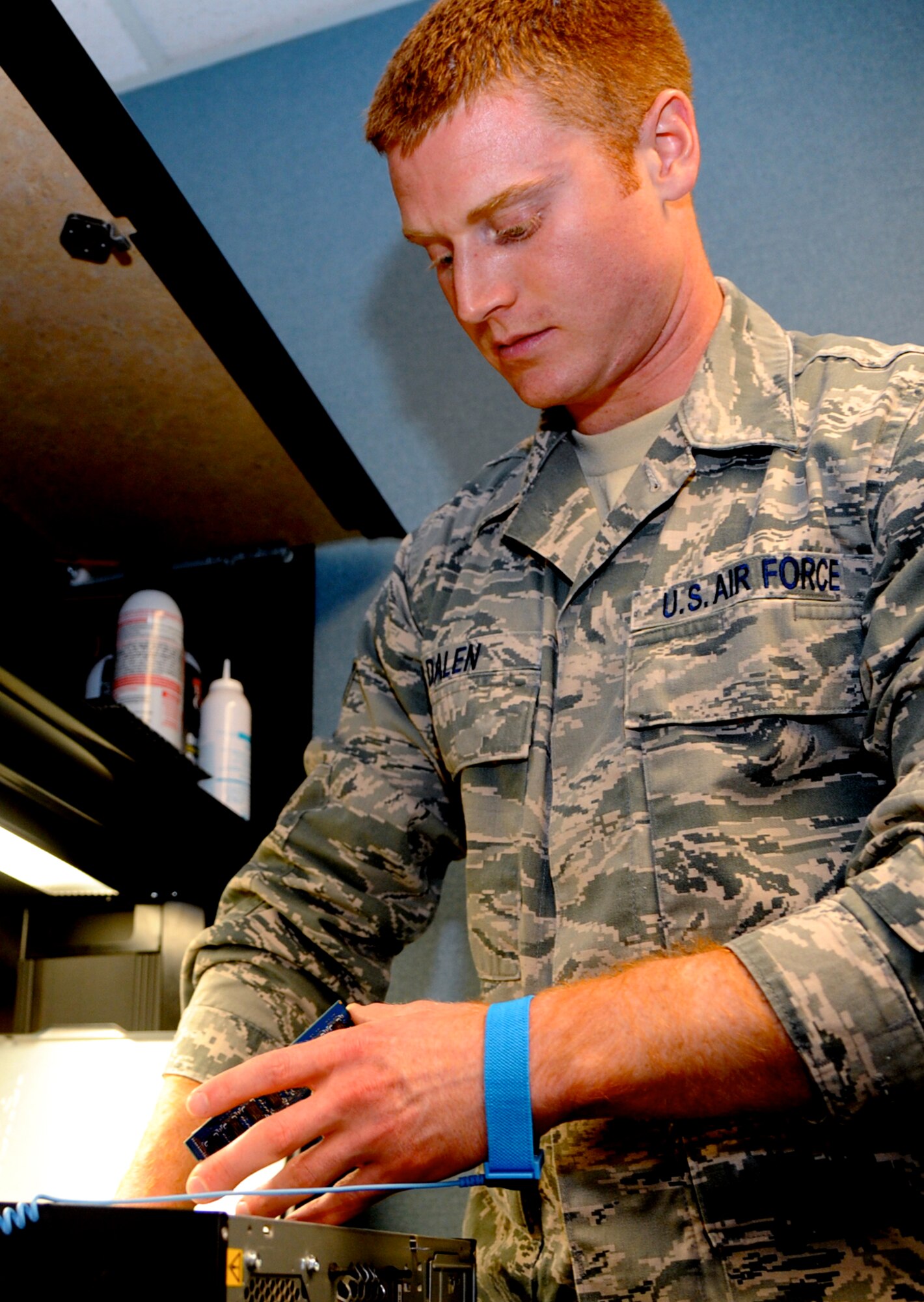 Senior Airman Joseph Dalen, a client systems technician with the 71st Communications Squadron, exchanges RAM sticks in a computer modem at Vance Air Force Base, Okla. Dalen is the 71st Flying Training Wing’s Airman of the Month for August. (U.S. Air Force photo/ Senior Airman Frank Casciotta.)
