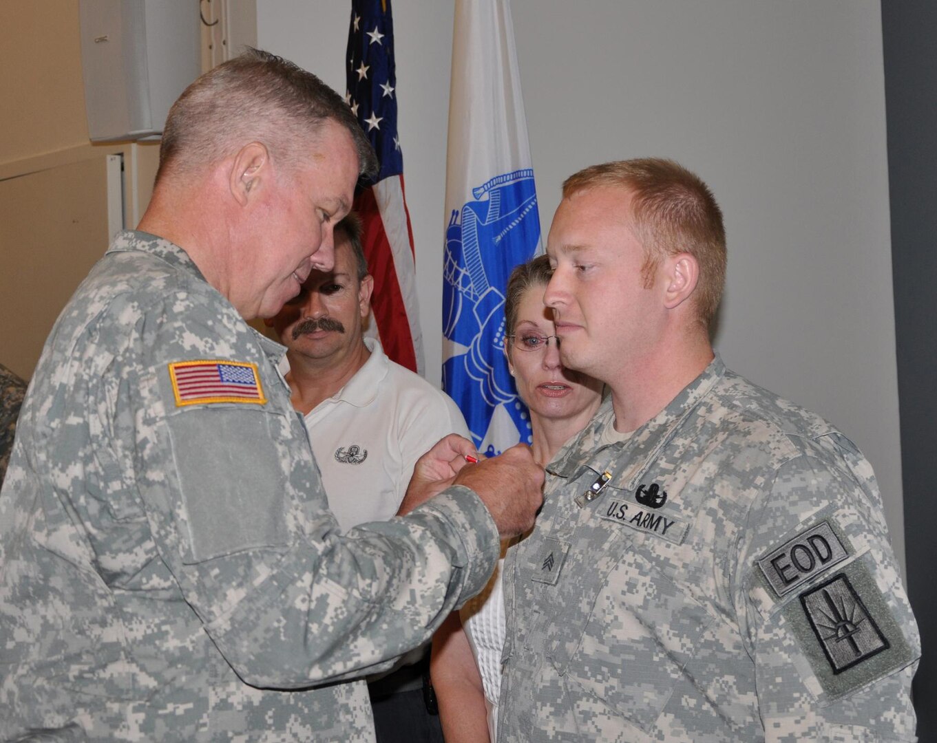 New York Army National Guard Sgt. Joshua Young, a member of the 1108th Ordnance Company (Explosive Ordnance Disposal), receives the Bronze Star with V device for valor during a ceremony at the Scotia-Glenville, N.Y., Armed Forces Reserve Center, July 19, 2013.