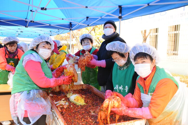 Richard Cruikshank, district safety and occupational health specialist, helps make kimchi with volunteers from the Jung-gu Saemaul Women’s Club.