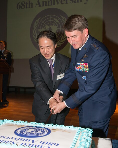 (left to right) Koji Tomita, Ministry of Foreign Affairs of Japan, North American Affairs Bureau, director-general, and U.S. Air Force Lt. Gen. Jan-Marc Jouas, United Nations Command Korea, deputy commander, U.S. Forces Korea, deputy commander, Air Component Commander, Republic of Korea/U.S. Combined Forces Command, commander, 7th Air Force, commander, cut the ceremonial cake to commemorate the 68th Anniversary of the United Nations, Nov. 26, 2013 at New Sanno Hotel. (U.S. Air Force photo by Osakabe Yasuo/Released) 