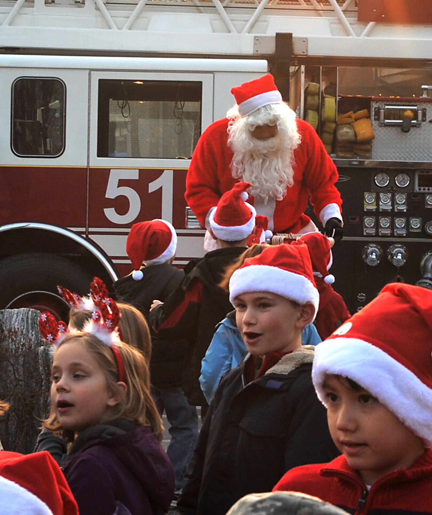 Osan community gathers for tree lighting > Osan Air Base > Article Display