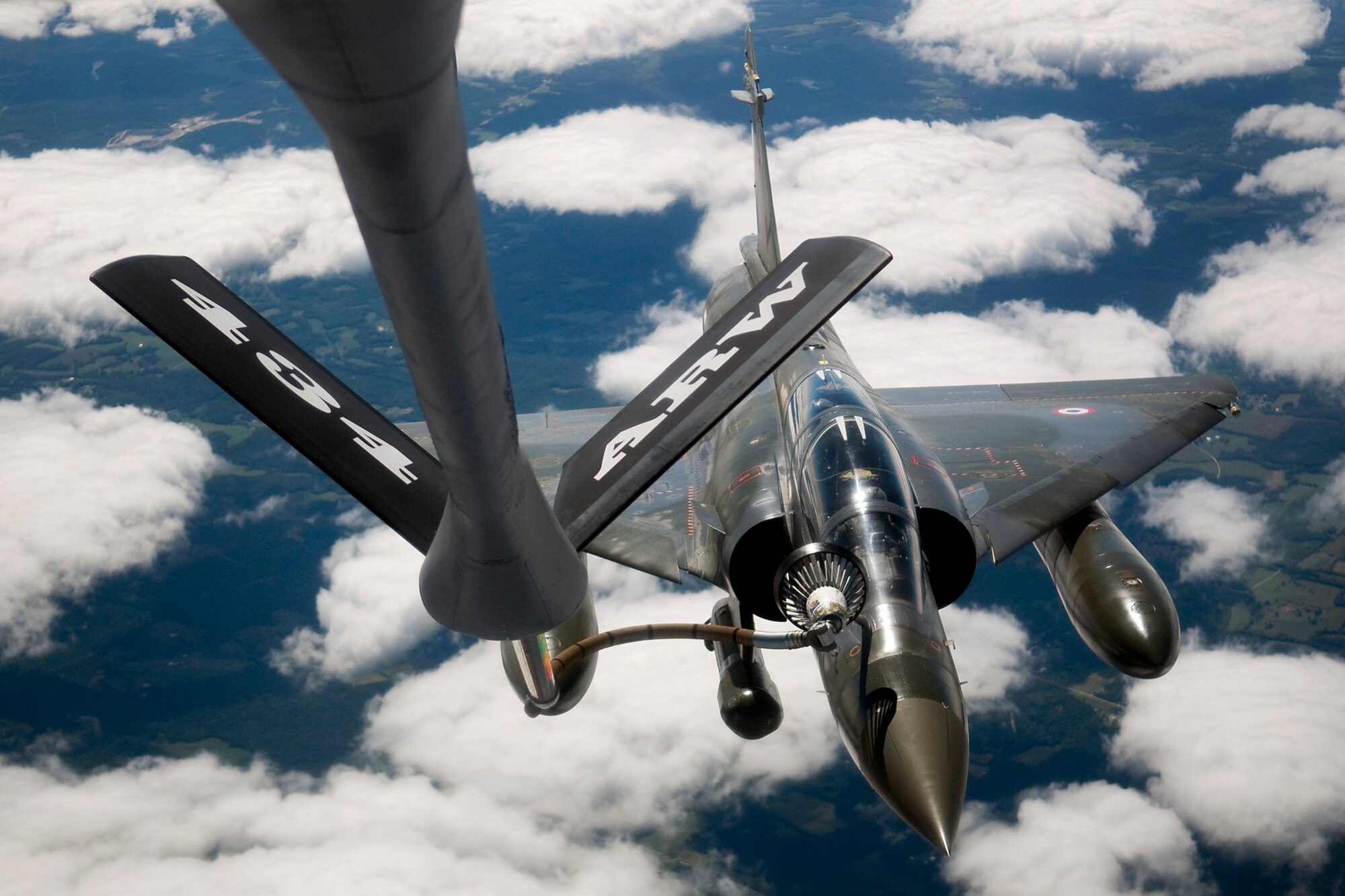 A U.S. Air Force KC-135R Stratotanker from the 434th Air Refueling Wing at Grissom Air Reserve Base, Ind., refuels a French Air Force Mirage 2000D from the Fighter and Experimentation Squadron 05.330 over southern Indiana Sept. 13, 2013. French Mirages joined with other NATO forces in Bold Quest 13.2, a coalition capability demonstration and assessment exercise, which fosters resource pooling, collaborative data collection and analysis to inform capability development. (U.S. Air Force photo/Tech. Sgt. Mark R. W. Orders-Woempner) 
