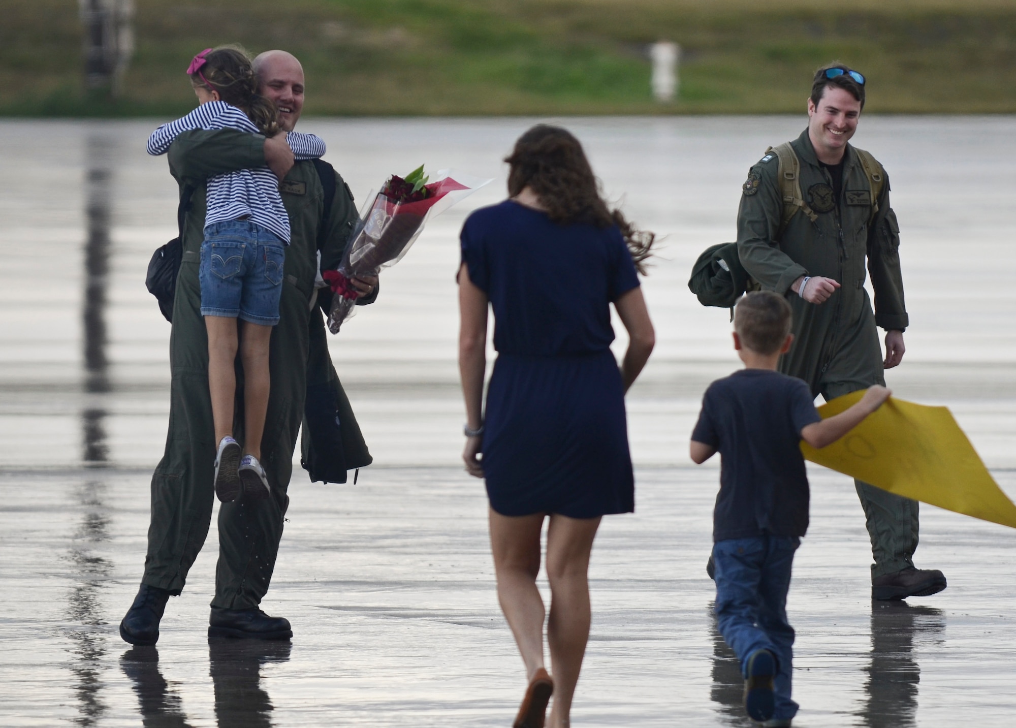 Families welcome members of U.S. Navy Helicopter Sea Combat Squadron 25 Detachment 6 during the HSC-25 Det. 6 homecoming Dec. 9, 2013, on Andersen Air Force Base, Guam. During the unit’s nine-month deployment aboard USS Bonhomme Richard, Det. 6 supported the U.S. Navy 7th Fleet in the Western Pacific area of responsibility. (U.S. Air Force photo by Senior Airman Marianique Santos/Released)
