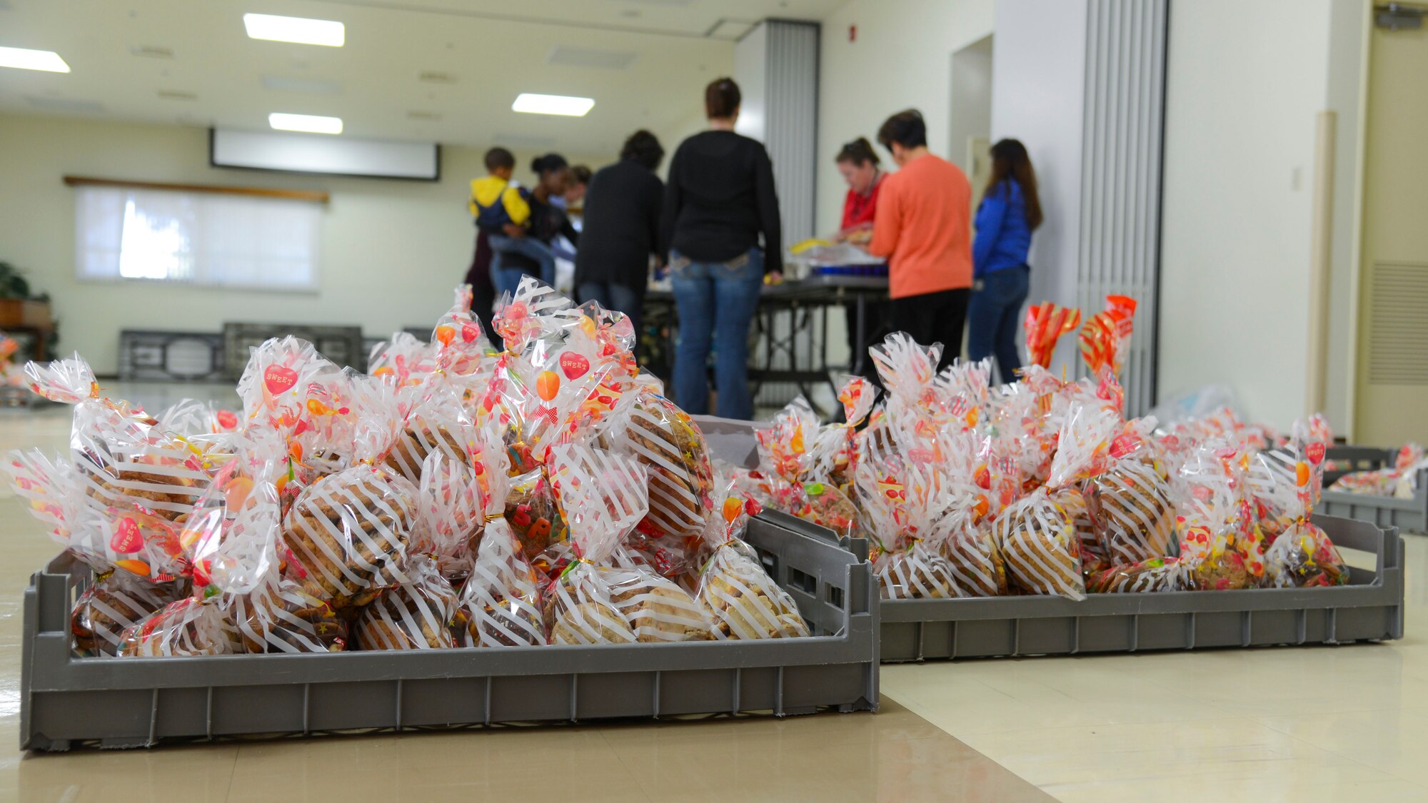 Volunteer workers bag cookies for the 2013 Cookie Crunch event at Yokota Air Base, Japan, Dec. 3.  More than 14,000 cookies were donated for the event.  (U.S. Air Force photo by Airman 1st Class Soo C. Kim / Released)