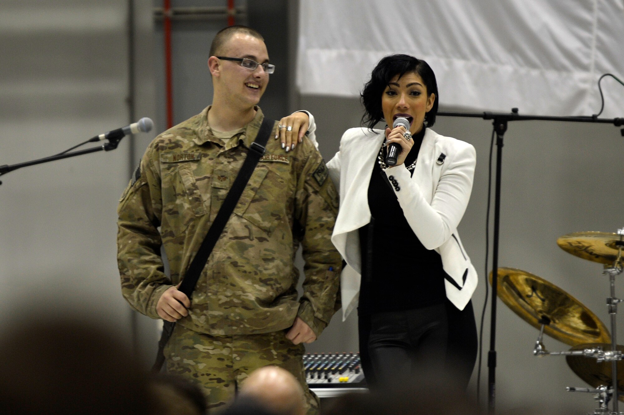 Grammy award winning singer and songwriter Bridget Kelly sings “This Christmas” with a U.S. Air Force Airman during a USO Holiday Troop Visit at Bagram Airfield, Afghanistan, Dec. 9, 2013. Along with Kelly, actress Alison Haislip, radio personality Thomas “Nephew Tommy” Miles, Washington Nationals Adam LaRoche, former New England Patriot Matt Light and A&E show Duck Dynasty stars Jep and Willie Robertson visited with military personnel. (U.S. Air Force photo by Senior Airman Kayla Newman/Released)