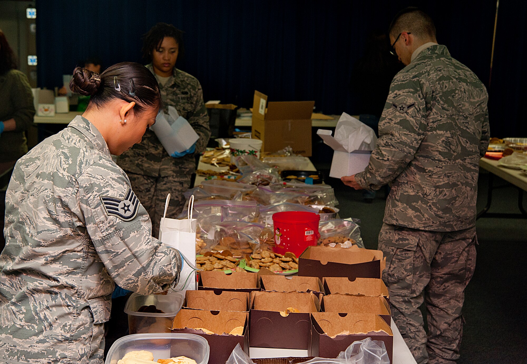 Airmen from the 22nd Air Refueling Wing gathered to package cookies for
Airmen living in the base dorms Dec. 11, 2013, at McConnell Air Force Base,
Kan. The home-baked goods were donated by Airmen, civilian personnel and
people from the local community. (U.S. Air Force photo/Airman 1st Class
Victor J. Caputo)
