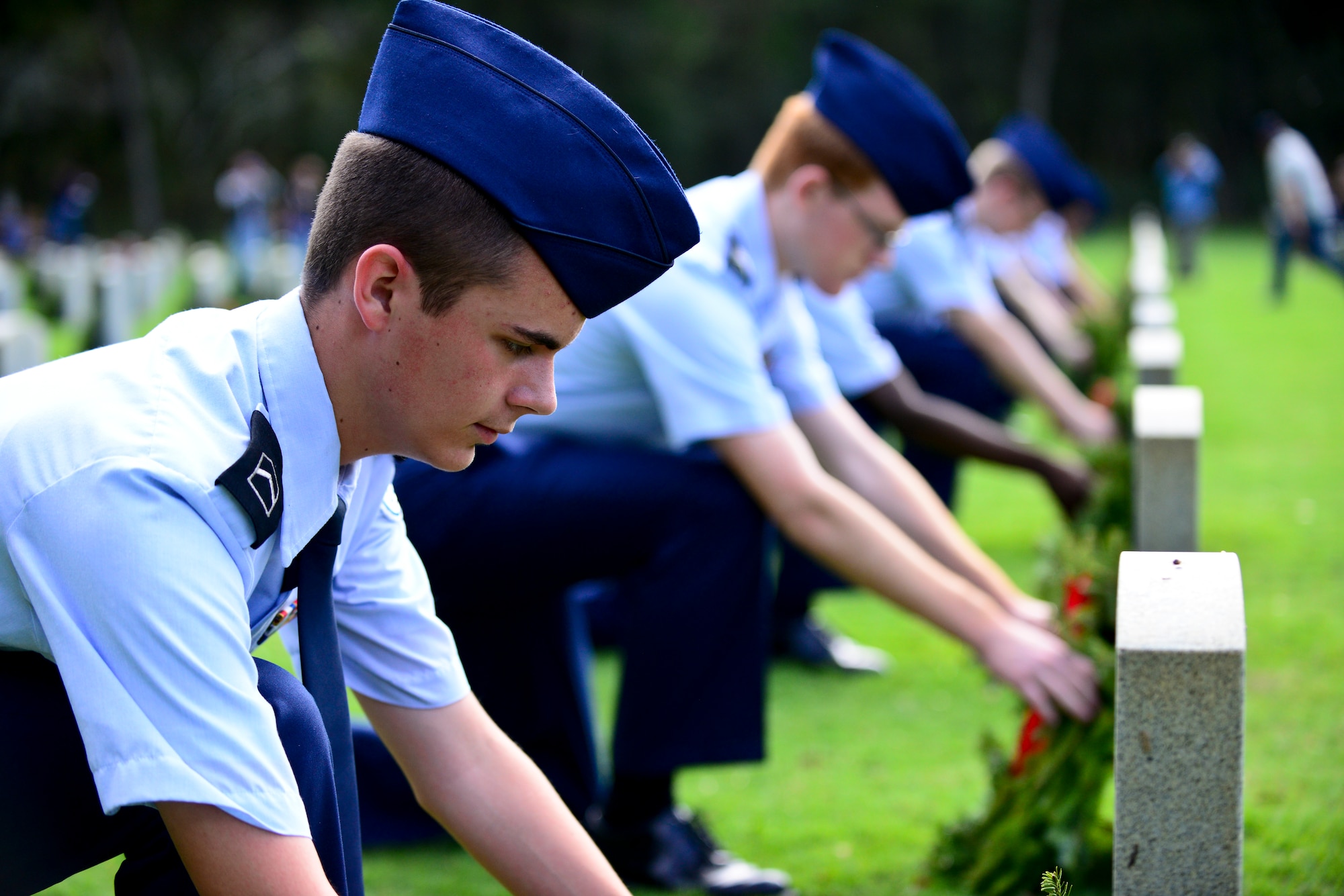Students from Durante High School’s Air Force Junior ROTC lay wreaths on graves at the Florida National Cemetery in Bushnell, Fla., Dec. 14, 2013. More than 5,000 participants laid 9,200 wreaths on the graves of servicemen and women. (U.S. Air Force photo by Airman 1st Class Ned T. Johnston/Released)