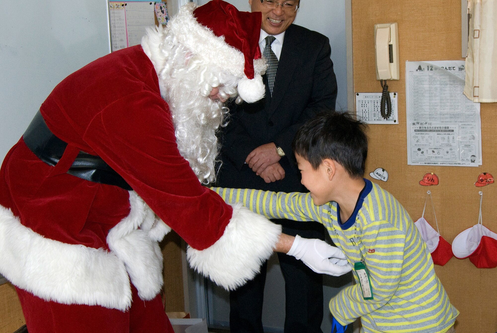 Santa Claus plays with a student during a visit to Kamikubo Shougaltuko Elementary 
School in Misawa City, Japan, Dec. 16, 2013. A group of American and Japanese 
ladies along with Santa Claus went to the elementary school to surprise 18 Japanese 
students and the school staff with a small gift bag of candy canes and treats in an 
effort to expand relationships between the American and Japanese communities. 
(Courtesy photo)
