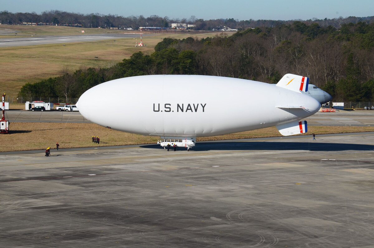 駆逐艦　ジャベリン　PR+ Navy manned airship lands at Dobbins > Dobbins Air Reserve Base