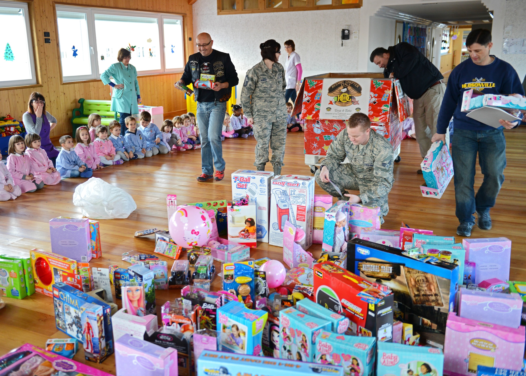 Airmen from the 31st Fighter Wing deliver presents to Italian children, Dec. 19, 2013, at the Aviano Azilo. More than 800 presents were donated by Team Aviano members since the beginning of a ‘Toys for Tots’ campaign. Toys were distributed to local Italian communities and schools. (U.S. Air Force photo/Airman Ryan Conroy) 