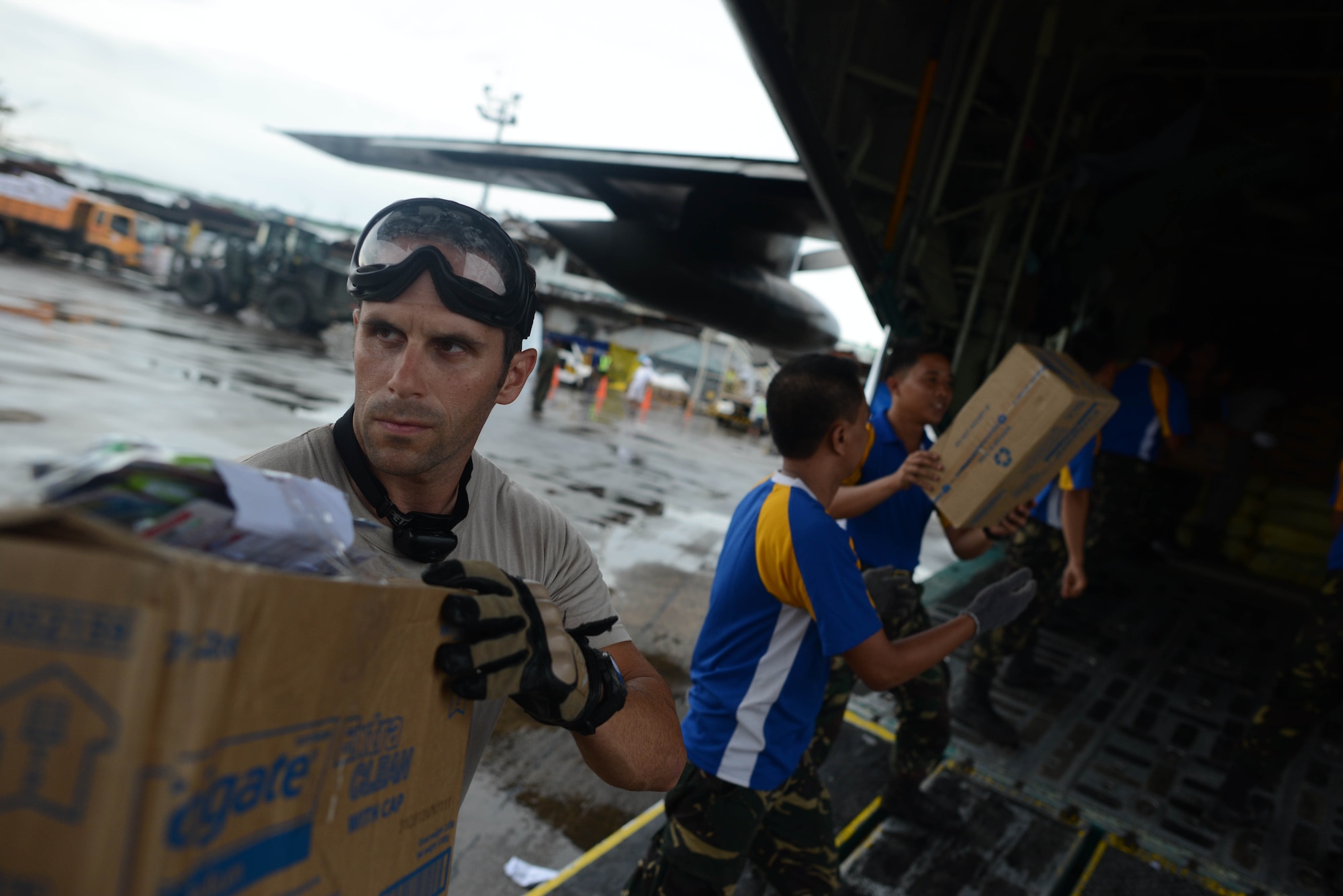 Tech. Sgt. Joe Klimaski, 736th Security Forces Squadron squad leader, offloads relief supplies from a Philippine Air Force C-130 aircraft with Philippine airmen in support of Operation Damayan in Tacloban, Philippines, Nov. 23, 2013. (U.S. Air Force photo by 2nd Lt. Jake Bailey/Released)