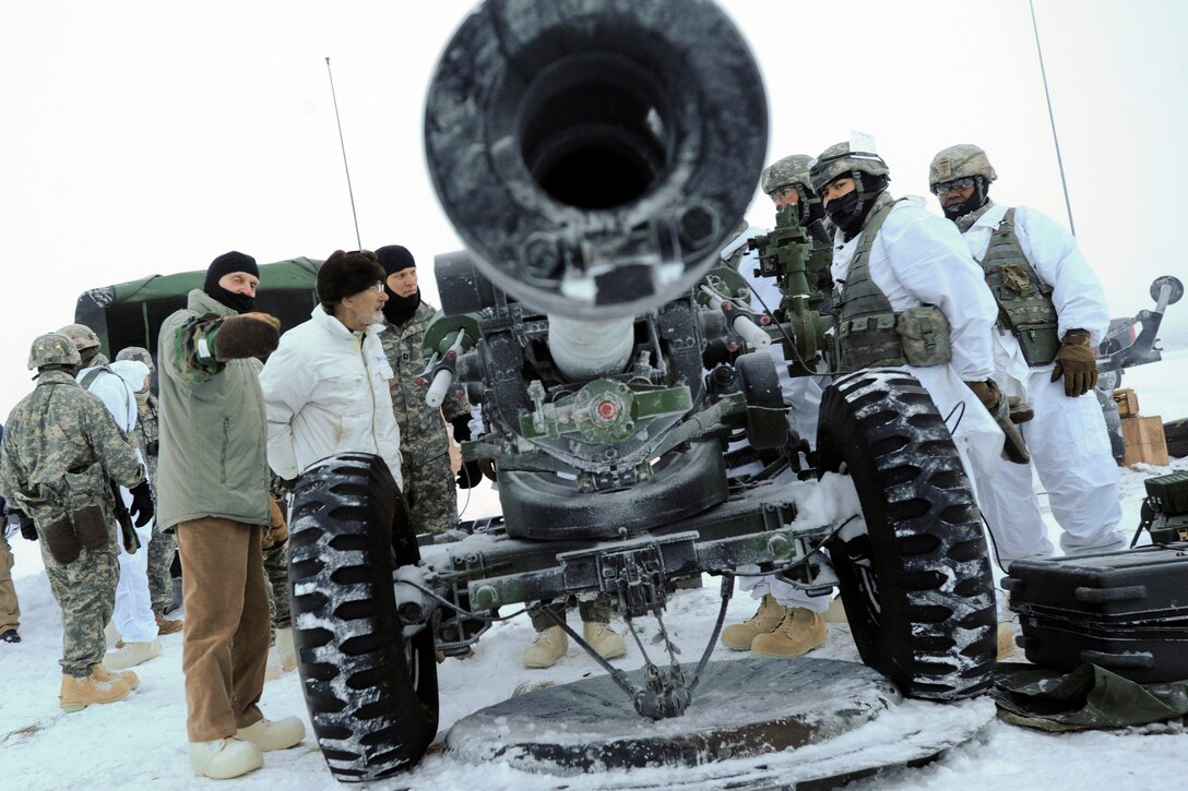 Paratroopers explain the operation of an M119A2 105mm howitzer to ...