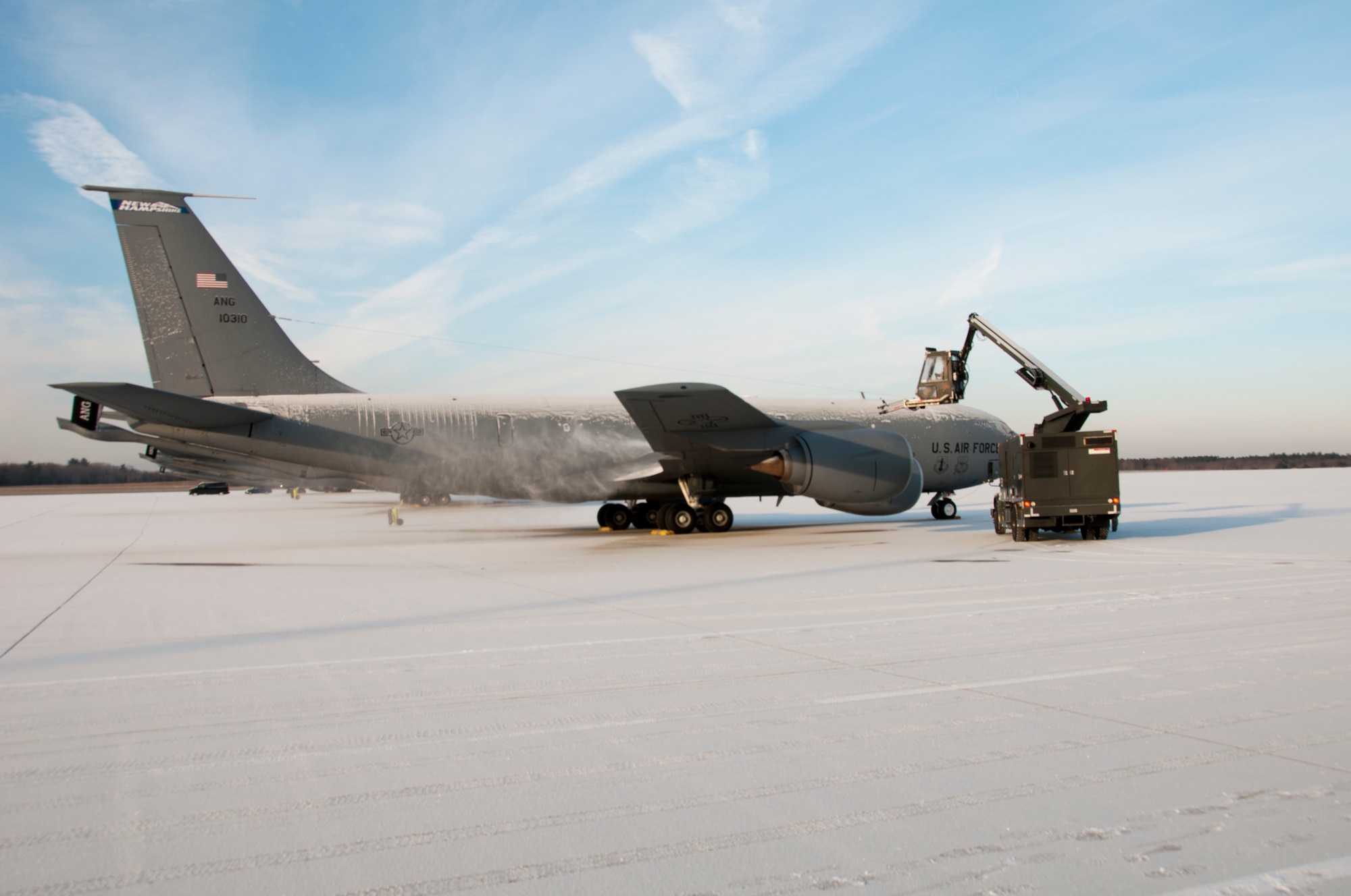 Maintenance personnel from the 157th Aircraft Maintenance Squadron de-ice a KC-135R Stratotanker, Pease Air National Guard Base, N.H., February 3, 2013.  (National Guard photo by Staff Sgt. Curtis J. Lenz/Released)