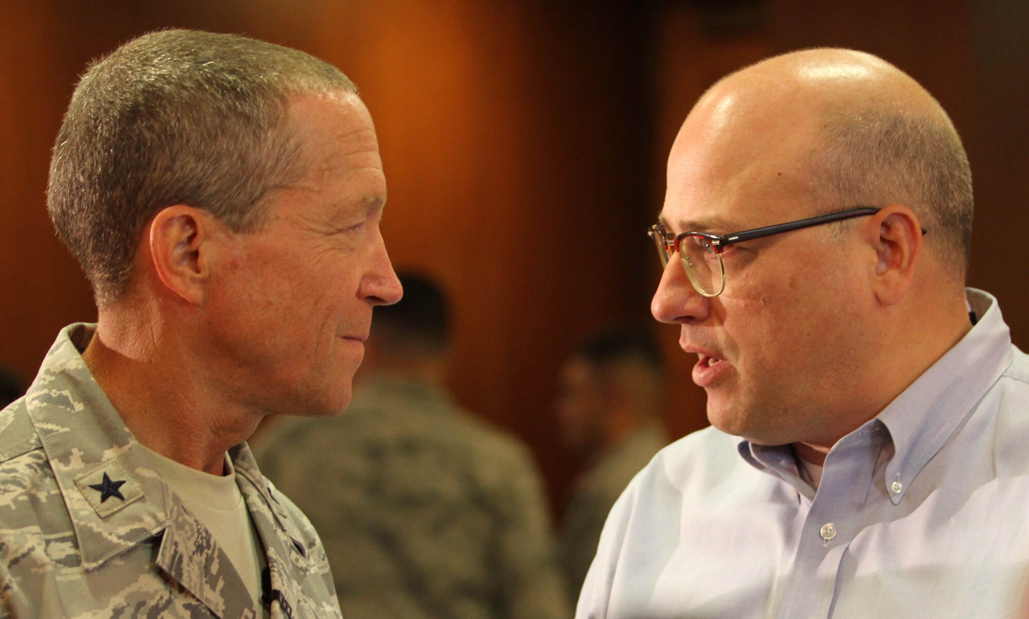 Investor and businessman, Charles Von Thun of Denver, discusses professional credentialing with U.S. Air Force Brig. Gen. Paul Ayers of Leesburg, Va., after a meeting of the Guard and Reserve Network, (U.S. Air Force photo / Scot Talcott) 
