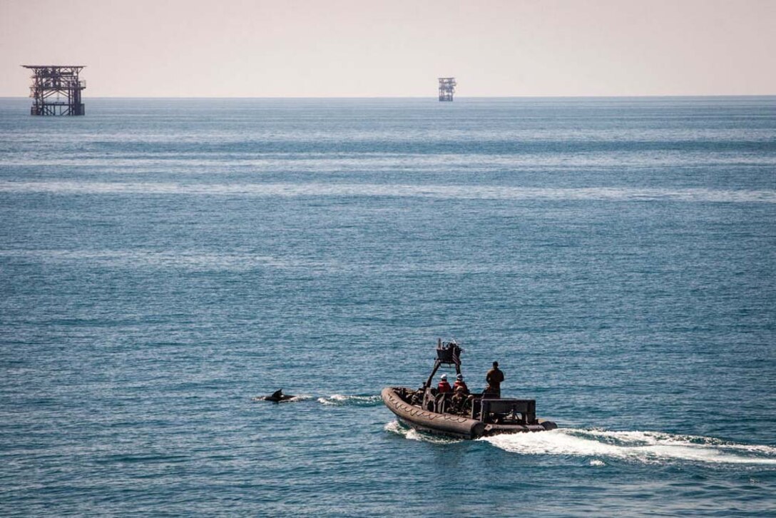U.S. Marines with Maritime Raid Force, 15th Marine Expeditionary Unit, conduct gas and oil platform seizure training during Exercise Leading Edge 13, Feb. 7. The exercise is a multinational and interagency supported exercise designed to develop and refine weapons integration capabilities among partnering nations including suspect maritime material inspections, seizure and disposition. The 15th MEU is deployed as part of the Peleliu Amphibious Ready Group as a U.S. Central Command theatre reserve force, providing support for maritime security operations and theatre security cooperation efforts in the U.S. 5th Fleet area of responsibility. (U.S. Marine Corps photo by Cpl. Bobby J. Gonzalez/Released)