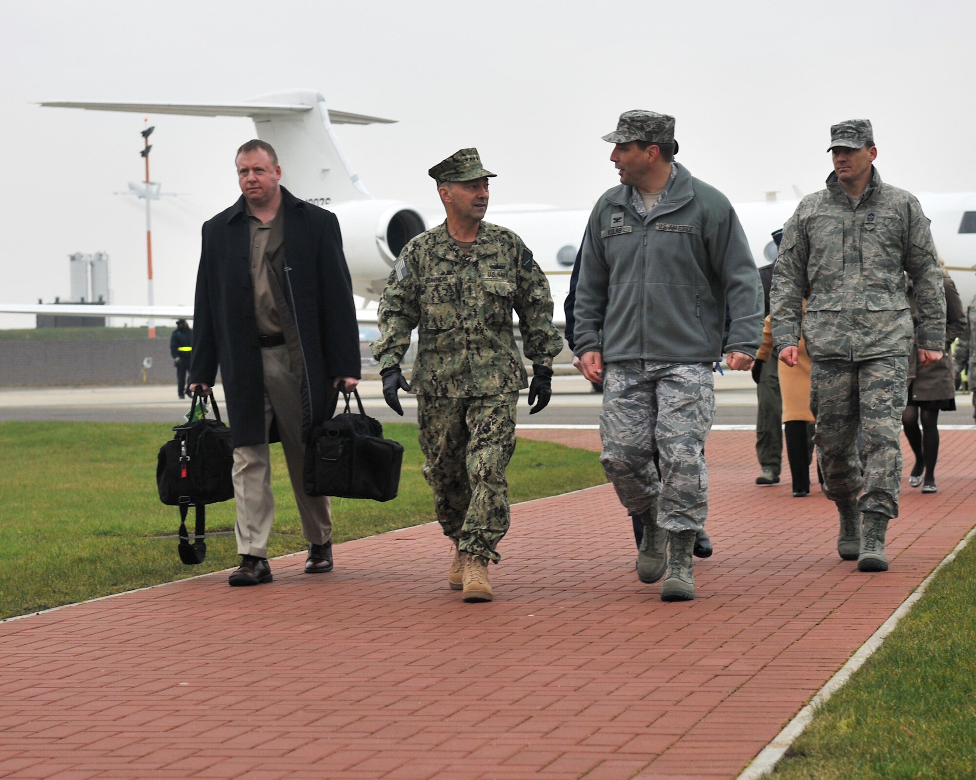 U.S. Air Force Col. Christopher Kulas, 100th Air Refueling Wing commander, speaks to U.S. Navy Admiral James Stavridis, U.S. European Command commander and NATO’s Supreme Allied Commander Europe, upon arrival to RAF Mildenhall, England Feb. 12, 2013. The admiral visited RAF Mildenhall and RAF Lakenheath on a site visit touring U.S. and NATO assets assigned in the U.K. (U.S. Air Force photo by Senior Airman Jerilyn Quintanilla/Released)