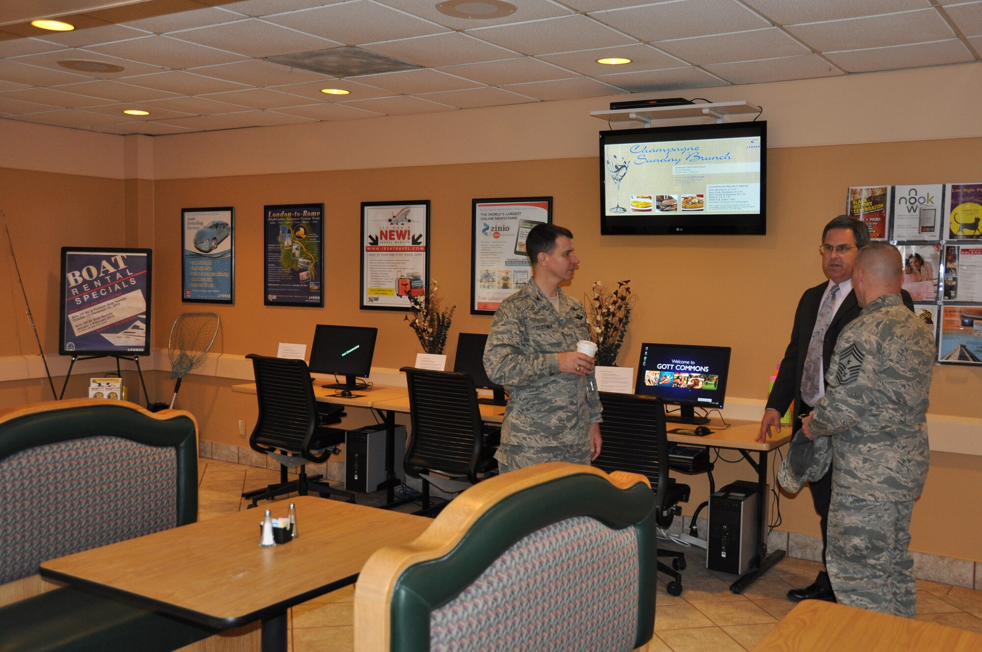 The Gott Commons Community Center offers amenities such as free Wi-Fi, “The Grind,” a coffee and grab-and-go bar that offers Starbuck products and a sports bar. Resource areas include a reading area, to swap books and magazines, information on FSS leisure activities, three computers with a direct link to JBSAtravel.com. U.S. photo/SMSgt Minnie Jones)




