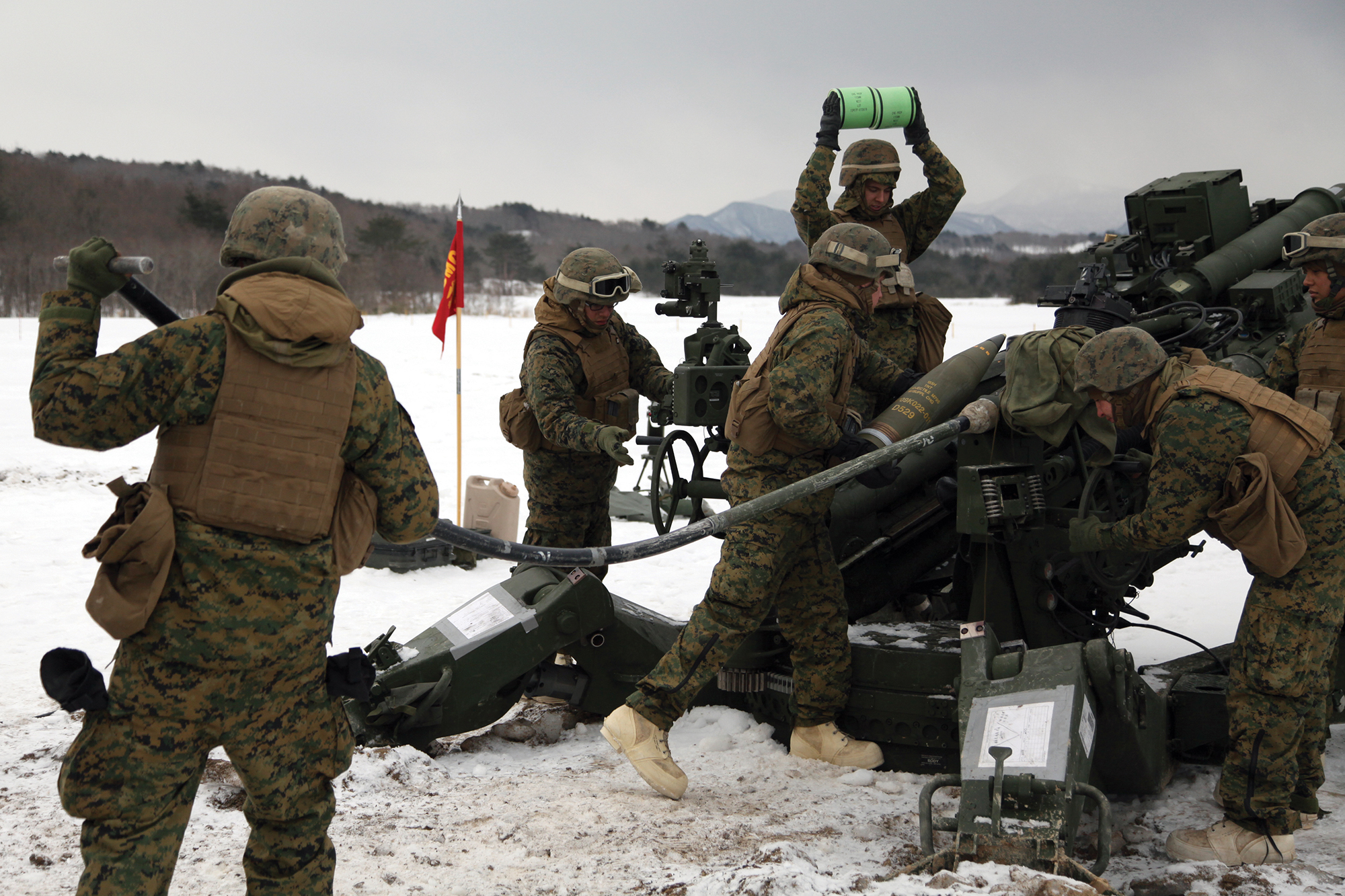 Marines Fire Howitzers In Deep Snow Frigid Conditions Marine