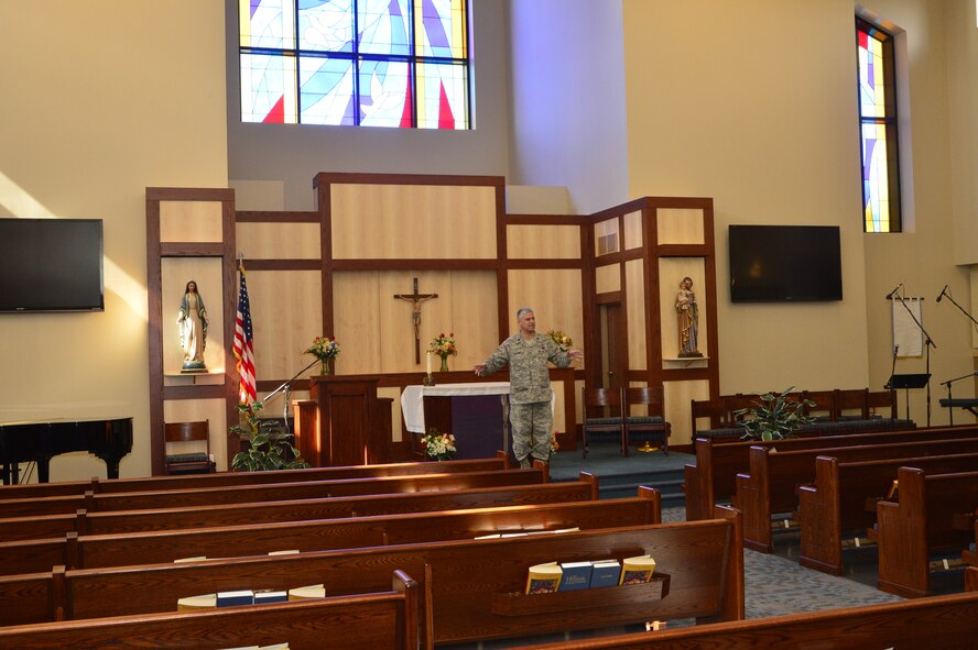 Honorary Commanders of the 436th and 512th Airlift Wing received a mission brief and Wing Staff Agency tour, Wednesday, Feb. 27, 2013, at Dover Air Force Base, Del. (U.S. Air Force photo/David S. Tucker)  
