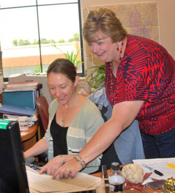 U.S. Army Corps of Engineers (USACE) Supervisor of the Year, ERDC-EL’s Antisa “Tisa” Webb, confers with Environmental Research Ecologist Sarah Miller, who says Webb is a fantastic supervisor who does what is right rather than what is easy.