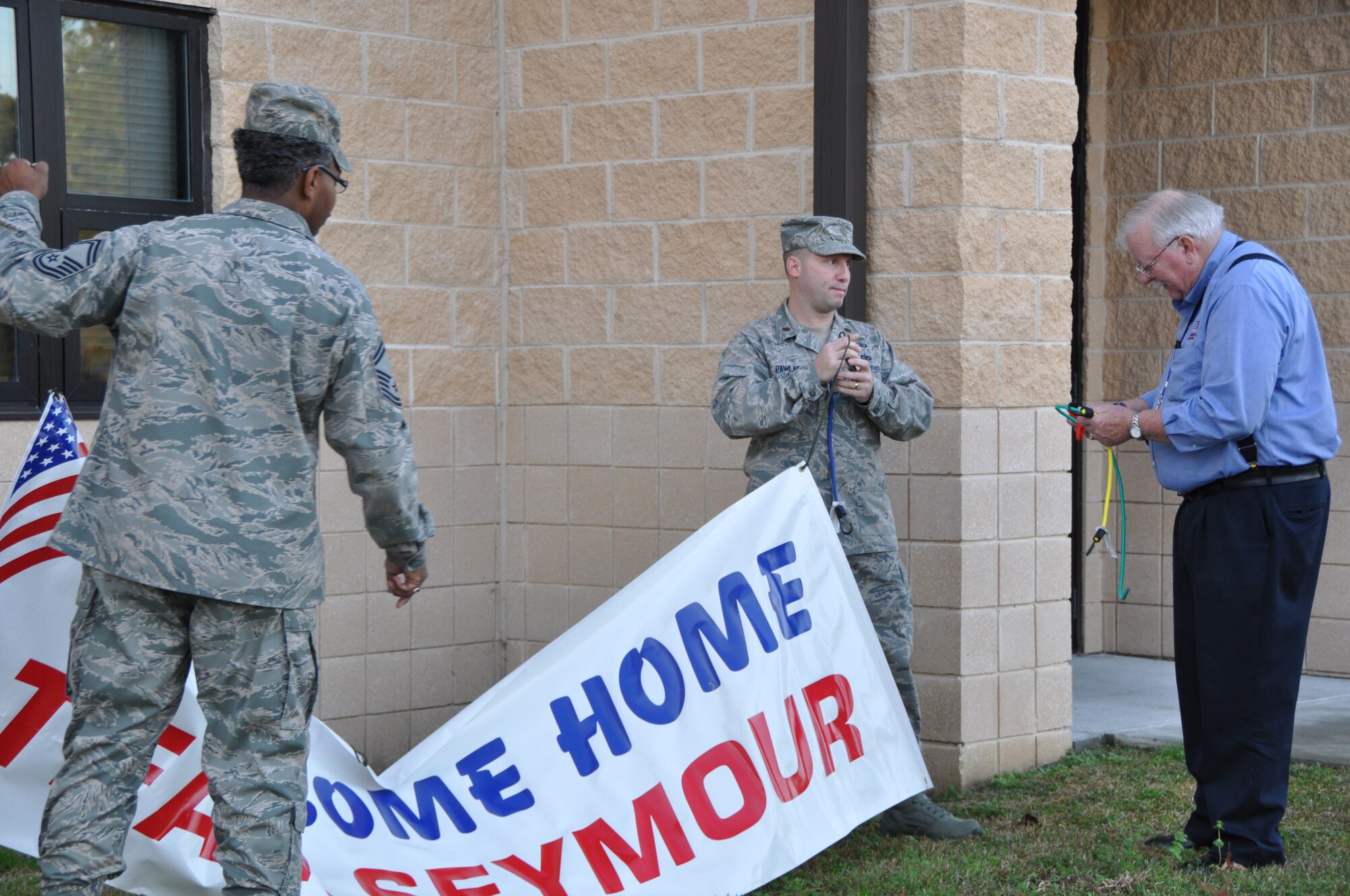 Al Pedersen (far right) helps 916th Air Refueling Wing Airmen prepare for a homecoming in late 2011. Pedersen is the USO base liaison for Seymour Johnson AFB and recently won national recognition for his efforts. (USAF photo courtesy 916ARW/PA)