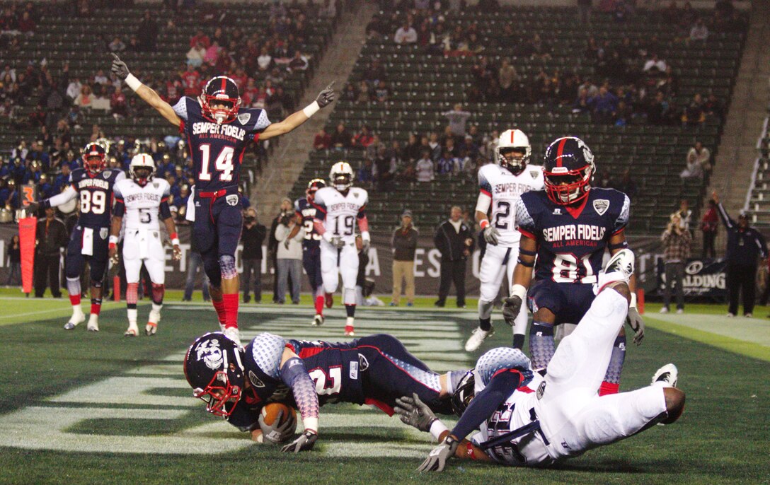 Ryan Switzer, wide receiver from Charleston, Wv., catches the game-winning touchdown pass from quarterback Eddie Printz from Marietta, Ga., to solidify the 17-14 victory for Team East at the Semper Fidelis All-American Bowl at The Home Depot Center Jan. 4, 2013.  