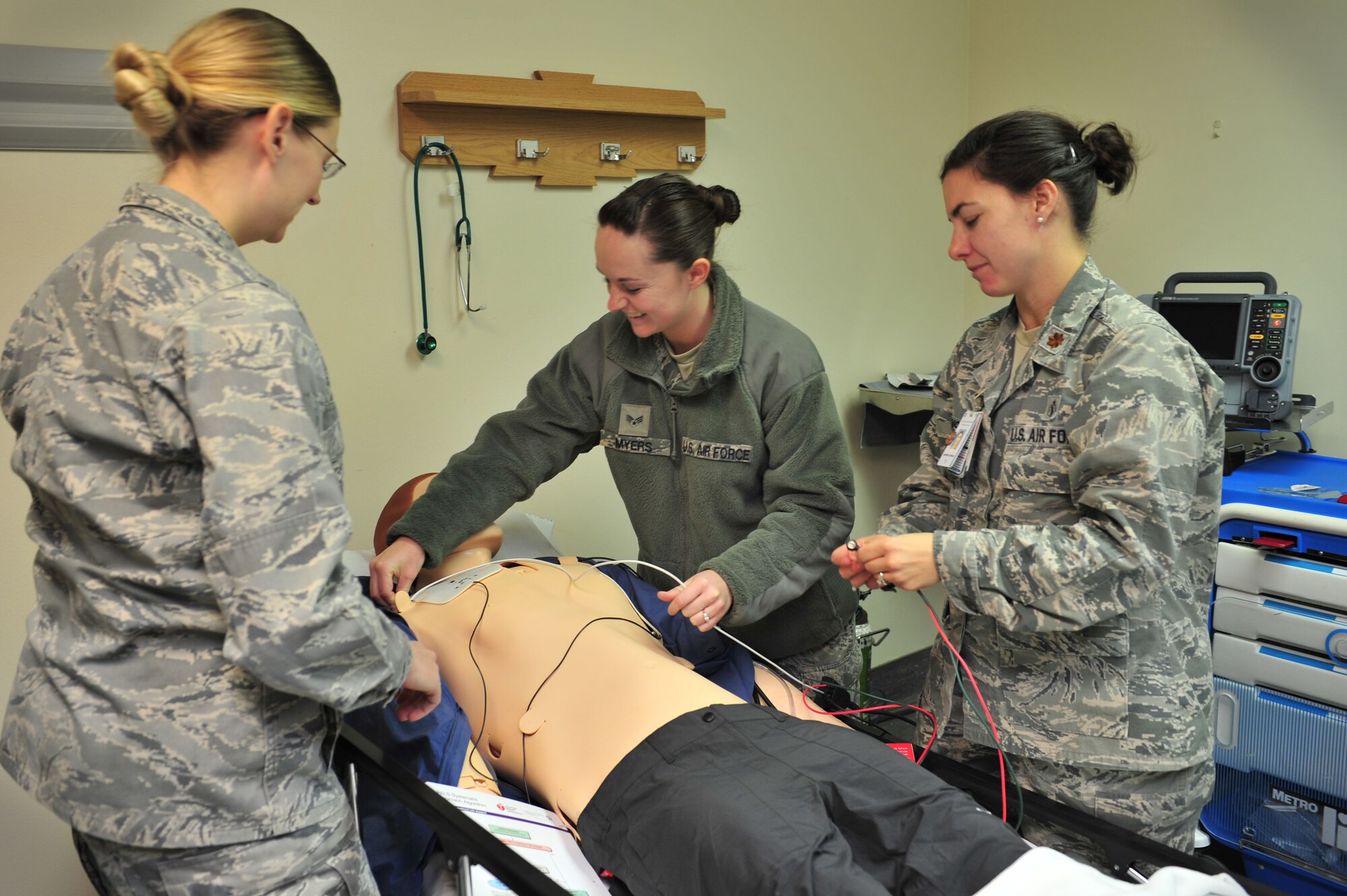 U.S. Air Force Senior Airman Tichina Myers, 27th Special Operations Medical Group, teaches refresher training for proper lead use and heart rate monitoring as part of the 27th Special Operations Wing Safety Day, Jan. 2, 2013. The safety day was part of an Air Force Special Operations Command initiative for all Airmen within the command. (U.S. Air Force photo/Capt. Anastasia Burgess)