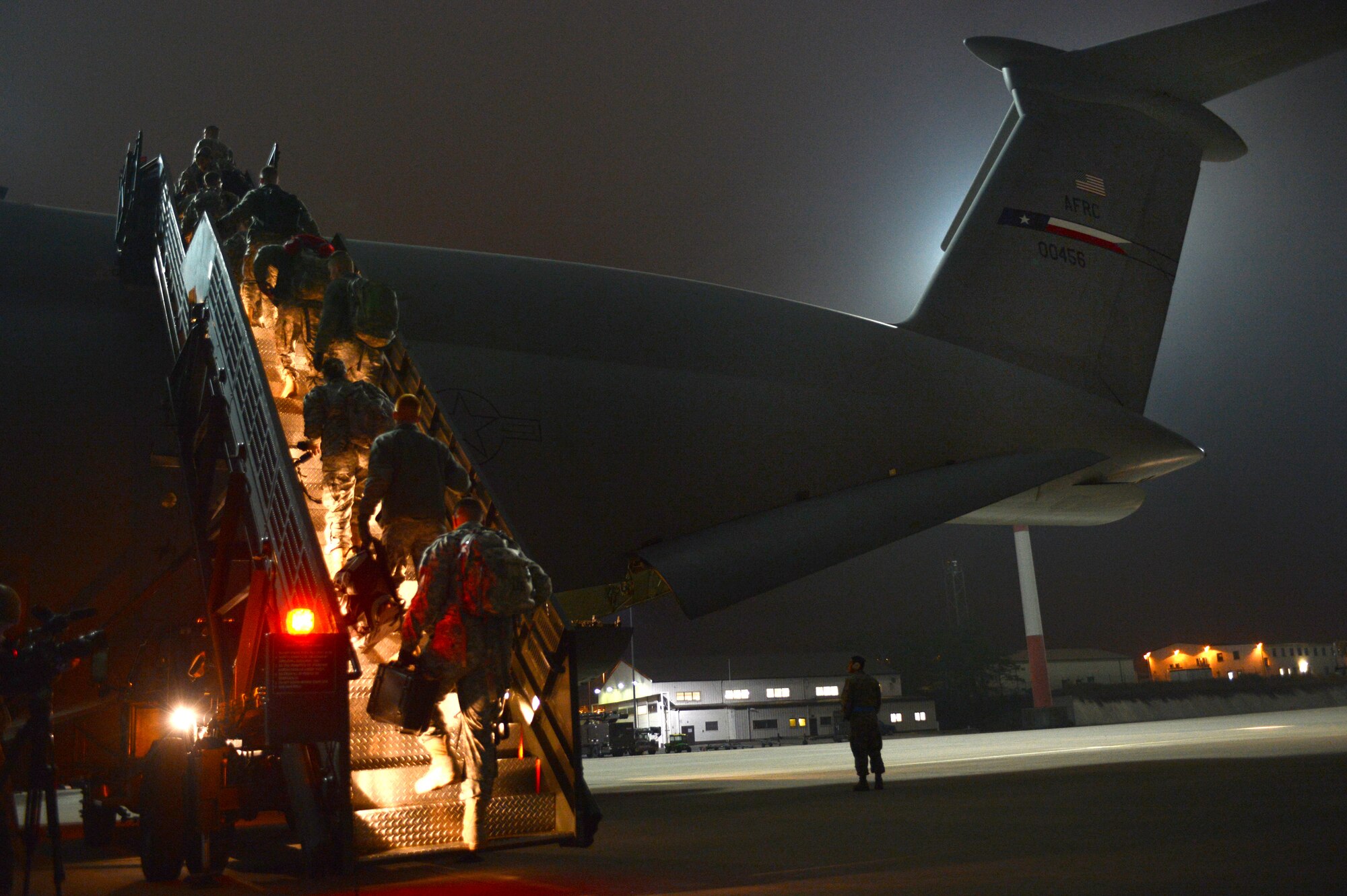 Members of the 10th Army Air and Missile Defense Command board a C-5 Galaxy on Ramstein Air Base, Germany, Jan. 9, 2013. The 10th AAMDC forces will support the NATO led coalition that will augment Turkey’s air defense capabilities and contribute to the de-escalation of the crisis along the border. (U.S. Air Force photo/Senior Airman Caitlin O’Neil-McKeown) 