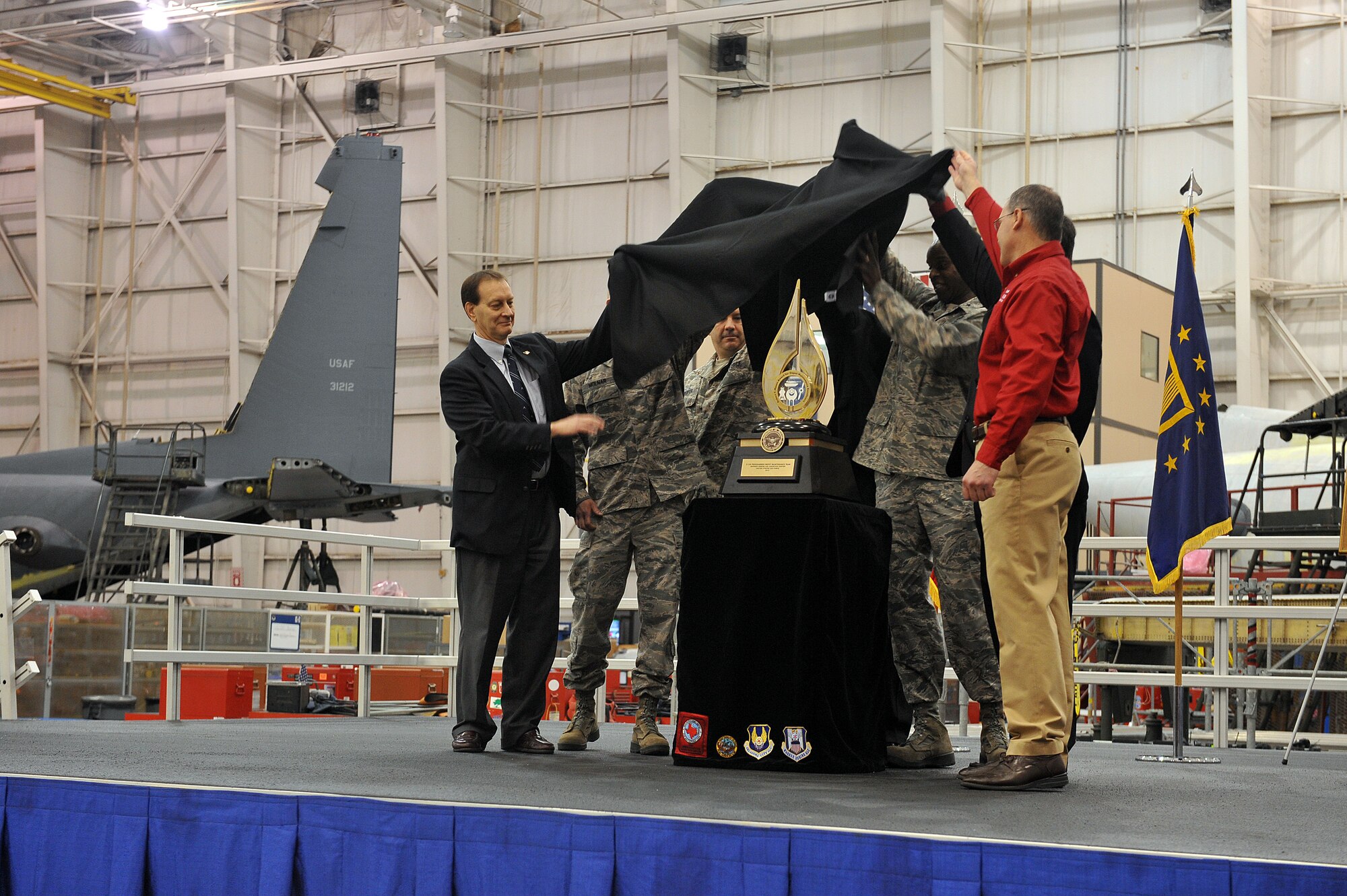 The Robert T. Mason Excellence Award is unveiled at a ceremony Jan. 10 at Robins Air Force Base.  The award was presented to the Warner Robins Air Logistics Complex’s C-130 Programmed Depot Maintenance team. (U.S. Air Force photo by Tommie Horton)