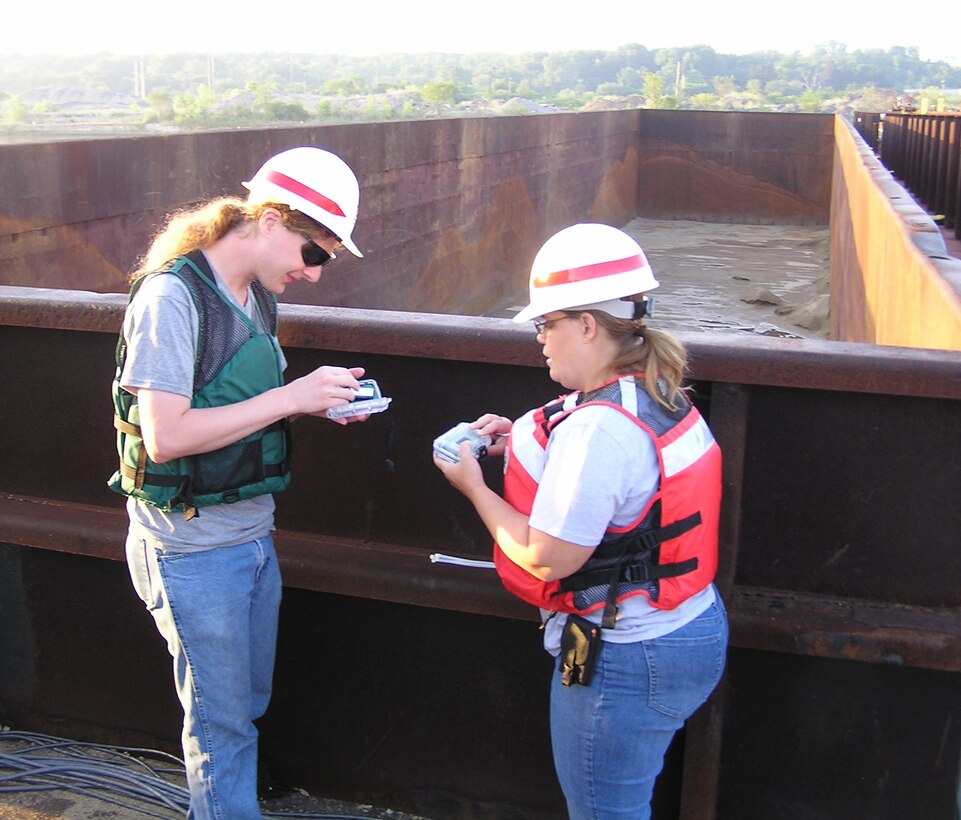 Student Ethan Trovillion works with ERDC Construction Engineering Research Laboratory’s Carey Baxter during the first day of testing last July.