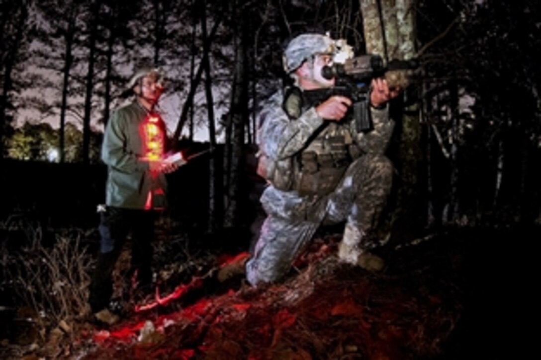 Nate Derewecki, an advanced rifle marksmanship instructor, left, teaches a paratrooper to use a thermal-imaging scope at night during a four-day course on Fort Bragg, N.C., Jan. 10, 2013.