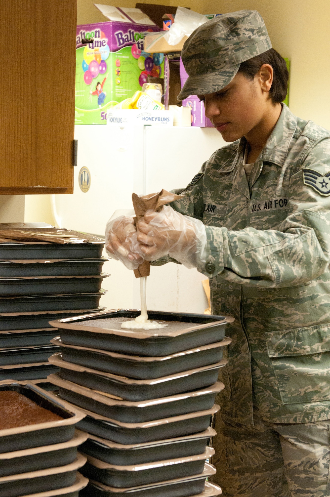 Staff Sgt. Aja Blair of the Kentucky Air National Guard’s 123rd Force Support Squadron prepares breakfast for military police and security forces personnel Jan. 20, 2013, outside Washington D.C. in support of the 57th Presidential Inauguration. Blair was one of nine Kentucky Air Guardsmen who deployed to the nation’s capital for the event. (Kentucky Air National Guard photo by Senior Airman Vicky Spesard)