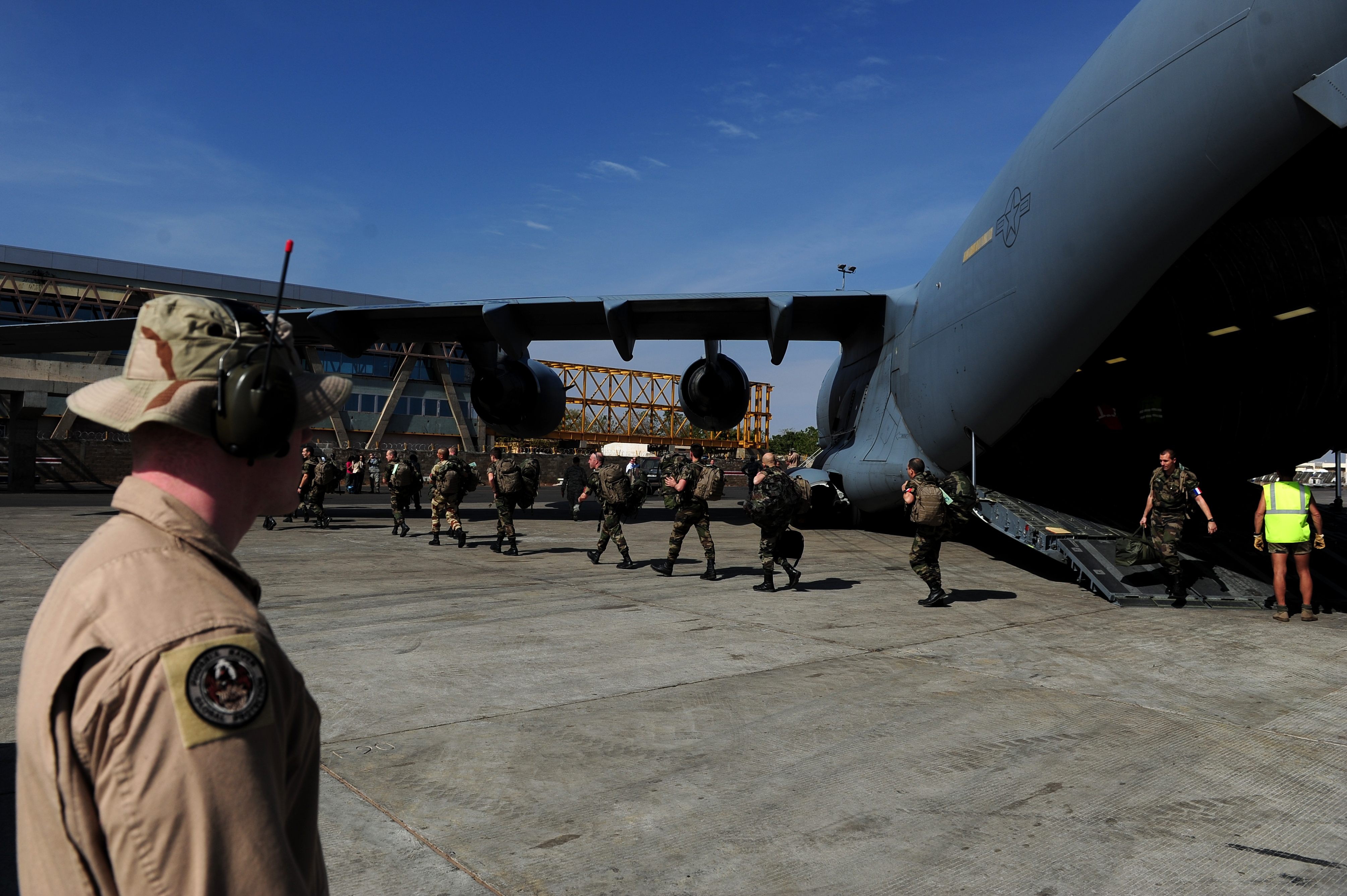 US planes deliver French troops to Mali > Joint Base McGuire ...