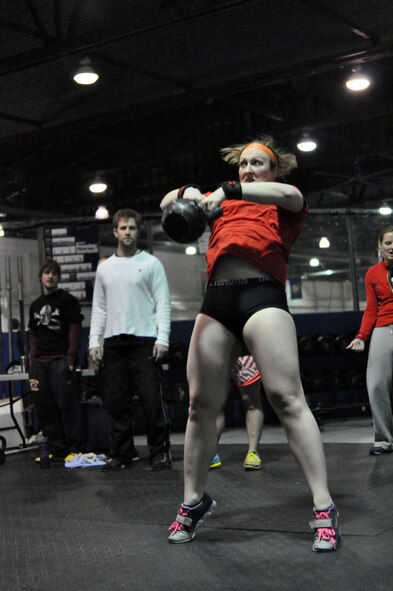 U.S. Strategic Command’s Jessi McCain from Fit2Fight, a CrossFit gym in Omaha, performs American kettle bell swings for her team, Fit2Fight C. (U.S. Air Force Photo by 2nd Lt. Carly Costello/Released)
