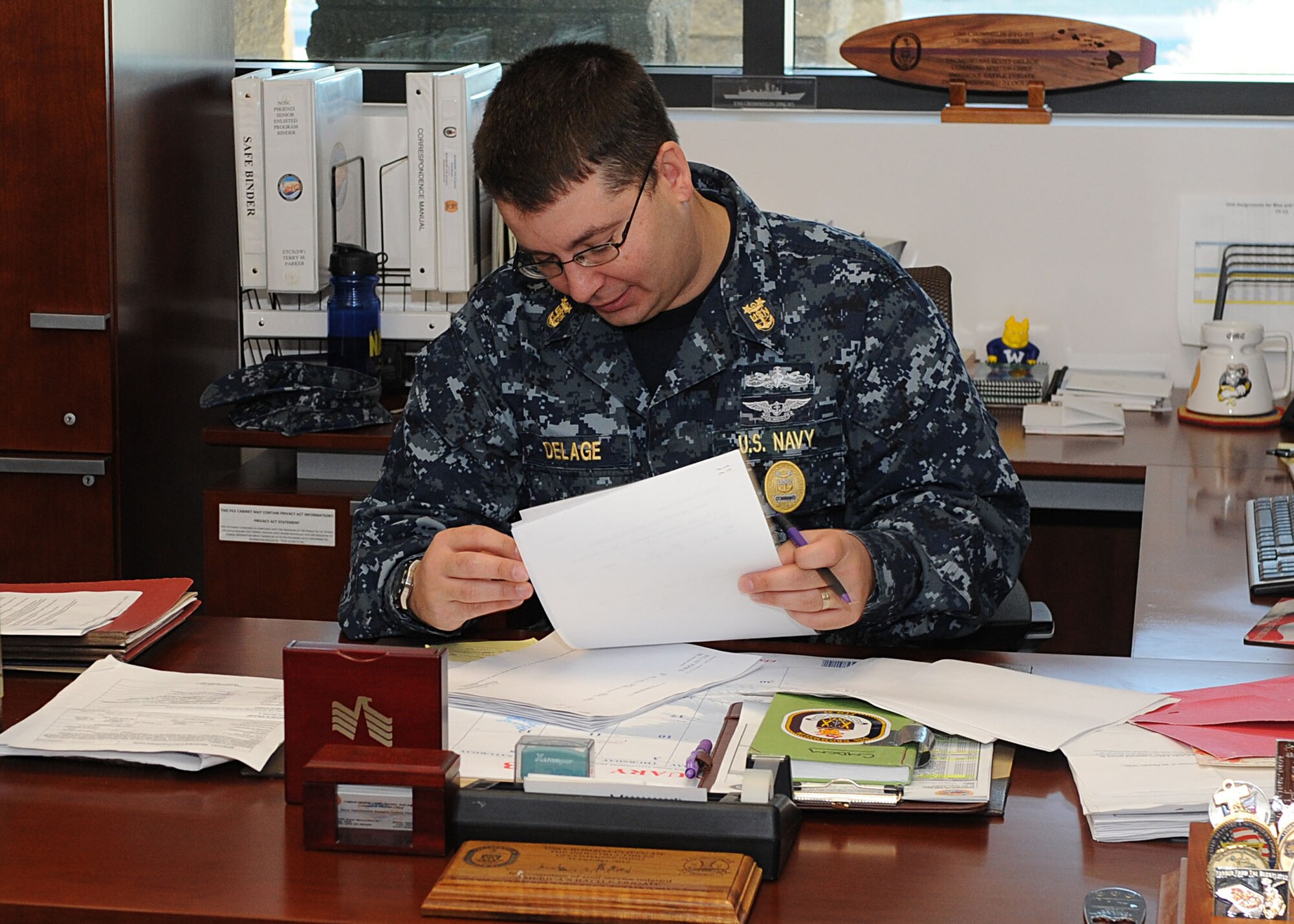 Master Chief Petty Officer Scott DeLage, Navy Operations Support Center Phoenix command master chief, verifies pay records Jan. 16 for Navy Reserve Sailors at the NOSC building on Luke Air Force Base. DeLage is in charge of making sure sailors pay records are updated. (U.S. Air Force photo/Airman 1st Class Devante Williams)