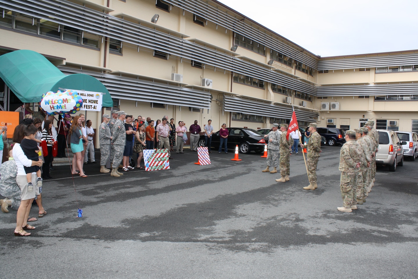 Honolulu District family members and District co-workers welcomed home the 565th Engineer Detachment Forward Engineer Support Team-Advance (FEST-A) from their nine-month deployment to Afghanistan Jan. 24 in front of District headquarters at Fort Shafter. At the redeployment ceremony Pacific Ocean Division Commander Col. Gregory J. Gunter praised the detachment's spirit of volunteerism.