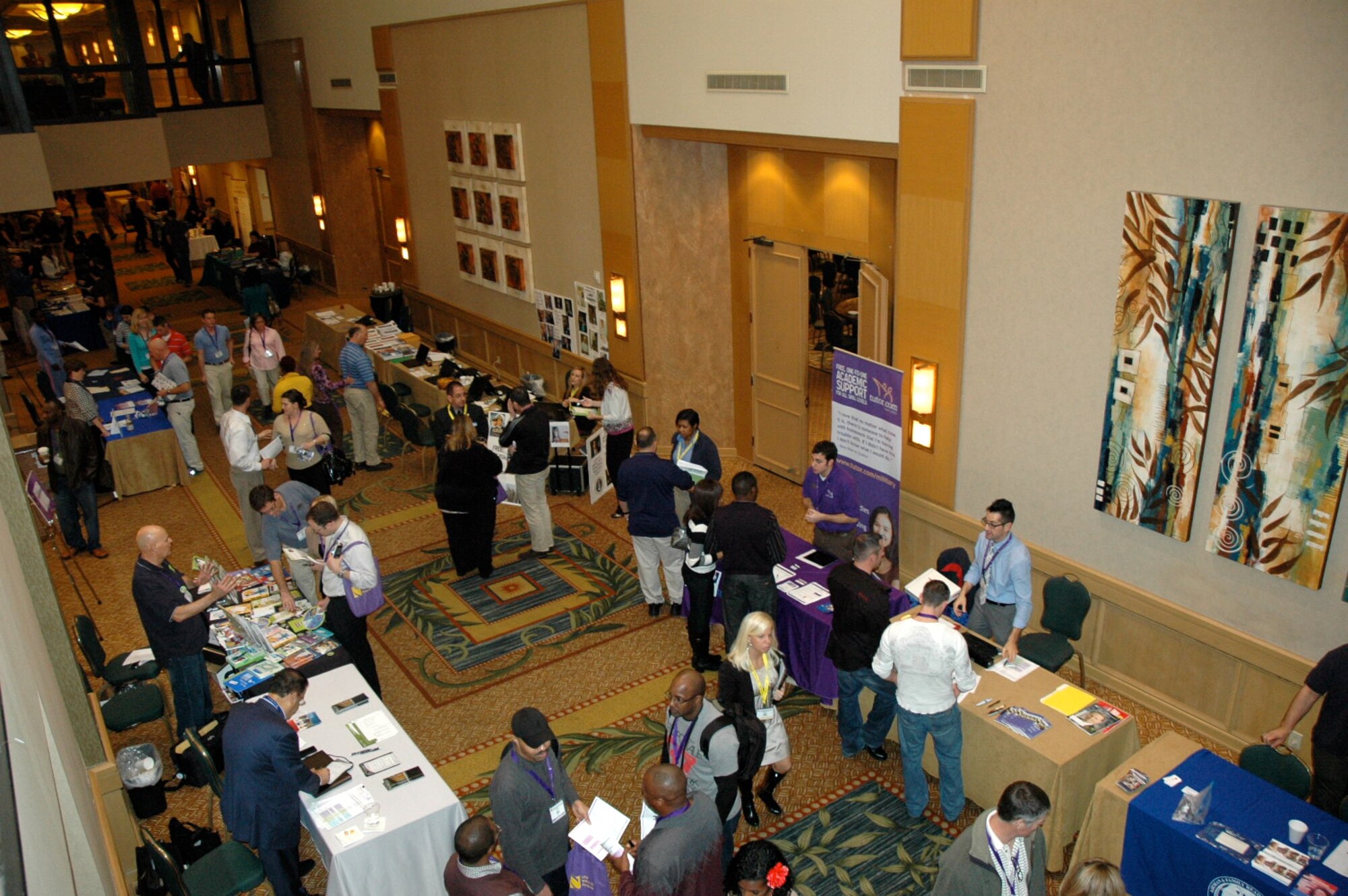 More than 500 resevists and family membes attended the Yellow Ribbon event held in Costa Mesa Calif. Jan. 25-27. The Yellow Ribbon program provides discussion sessions on helth and education benefits as well as family issues and money management. (U.S. Air Force Photo Capt. Joe Simms)