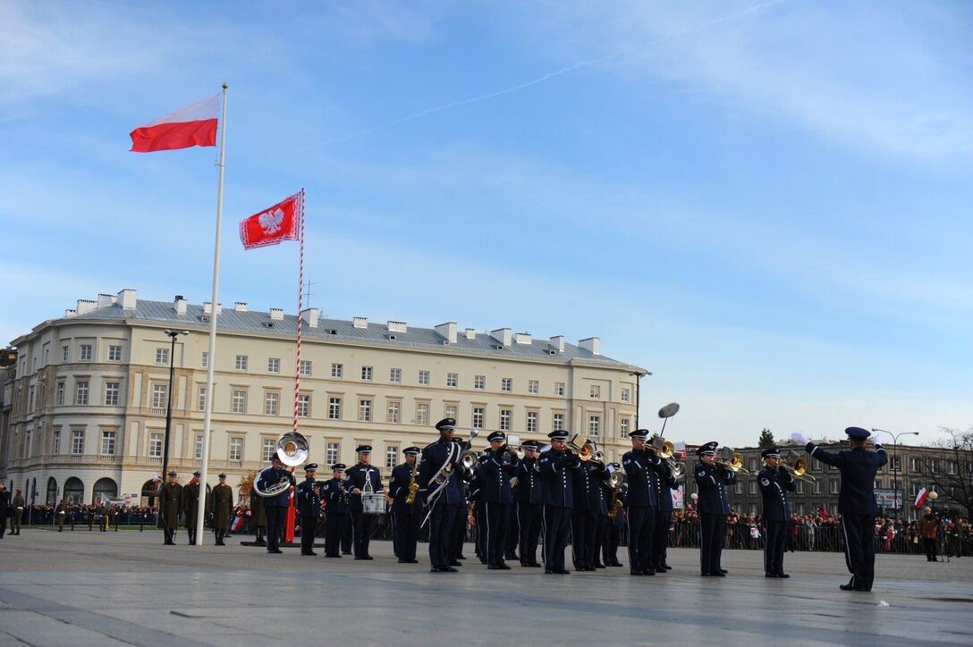 Lt. Dustin Doyle salutes Polish president Bronislaw Komorowski, during his arrival.  
